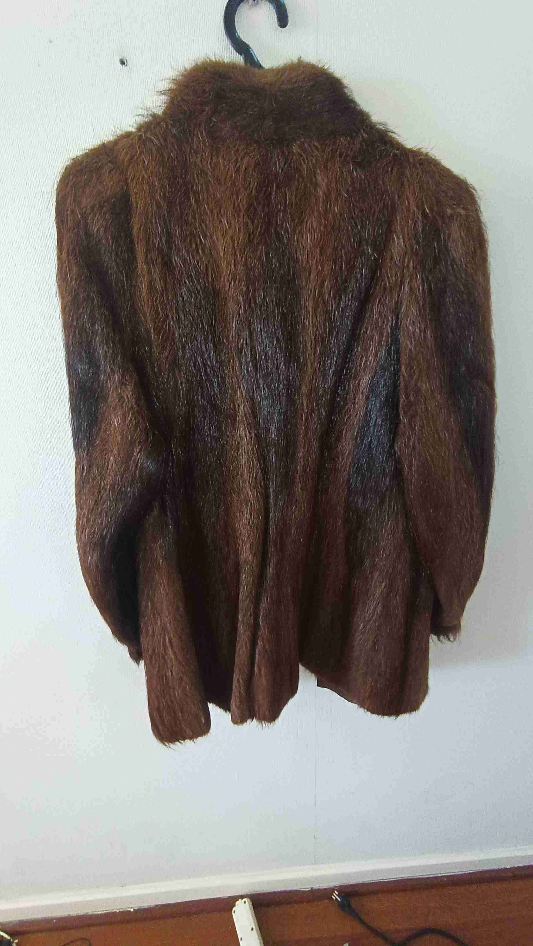 Abrigo de piel marrón elegante - miniatura 1