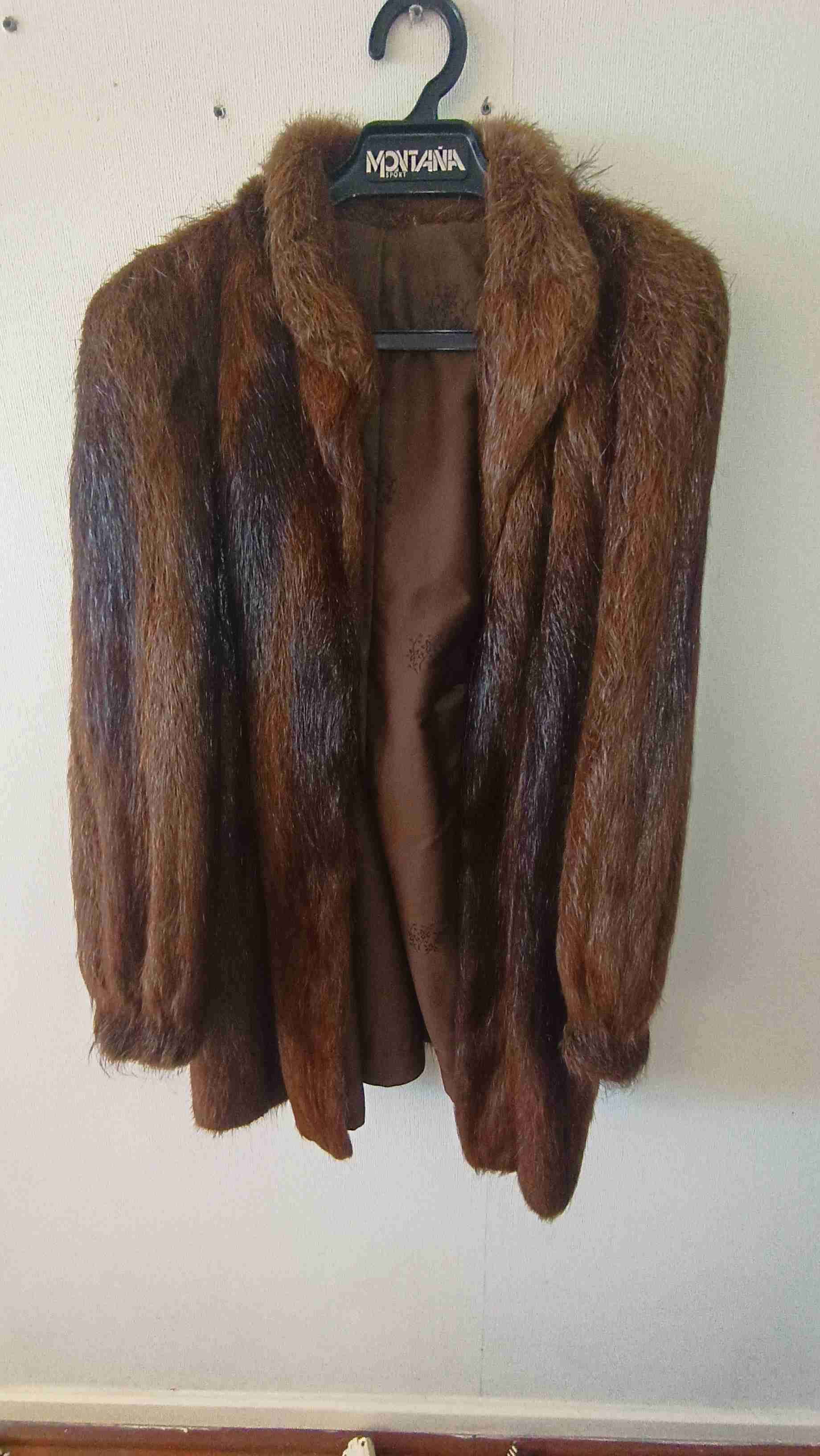 Abrigo de piel marrón elegante - miniatura 3