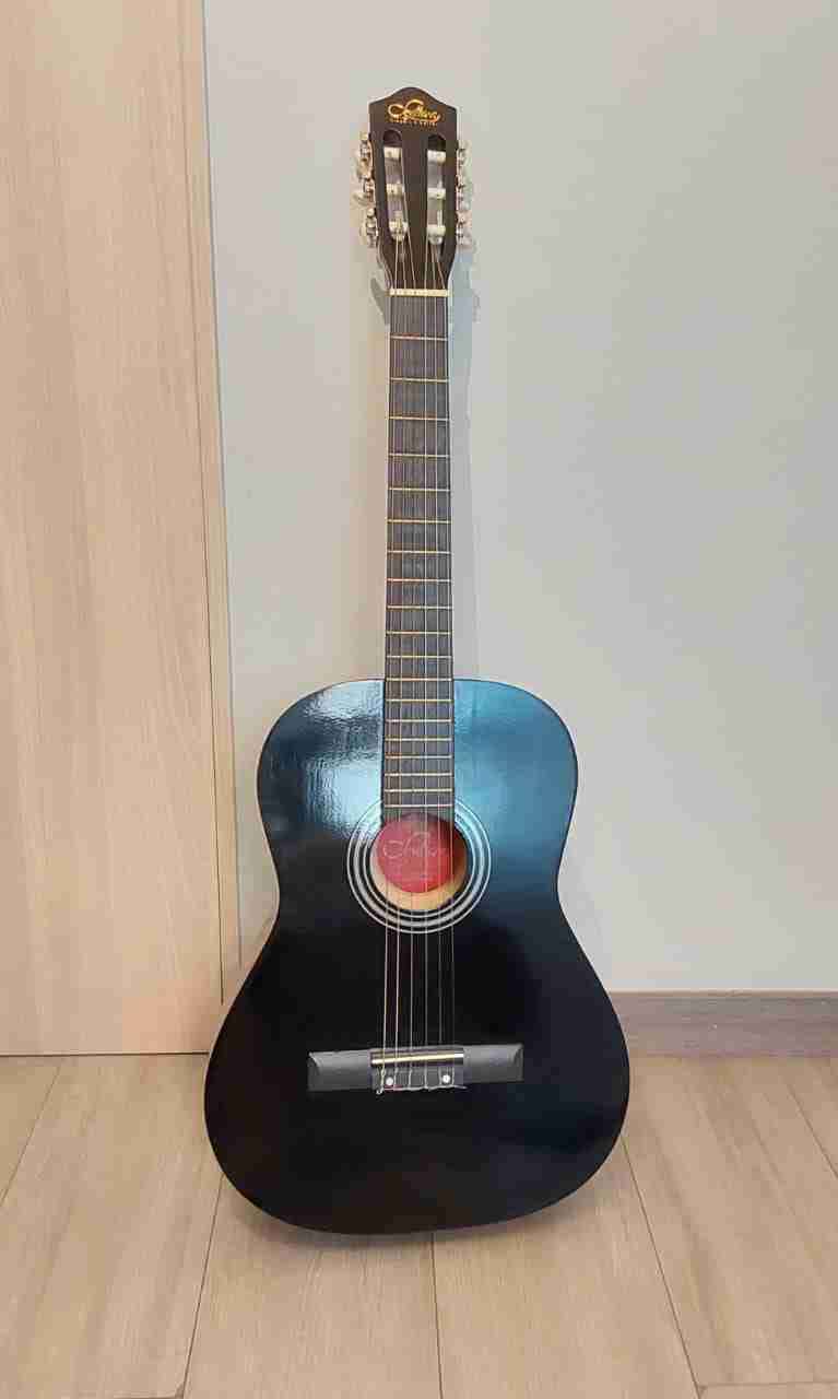 Guitarra acústica negra con funda - miniatura 2