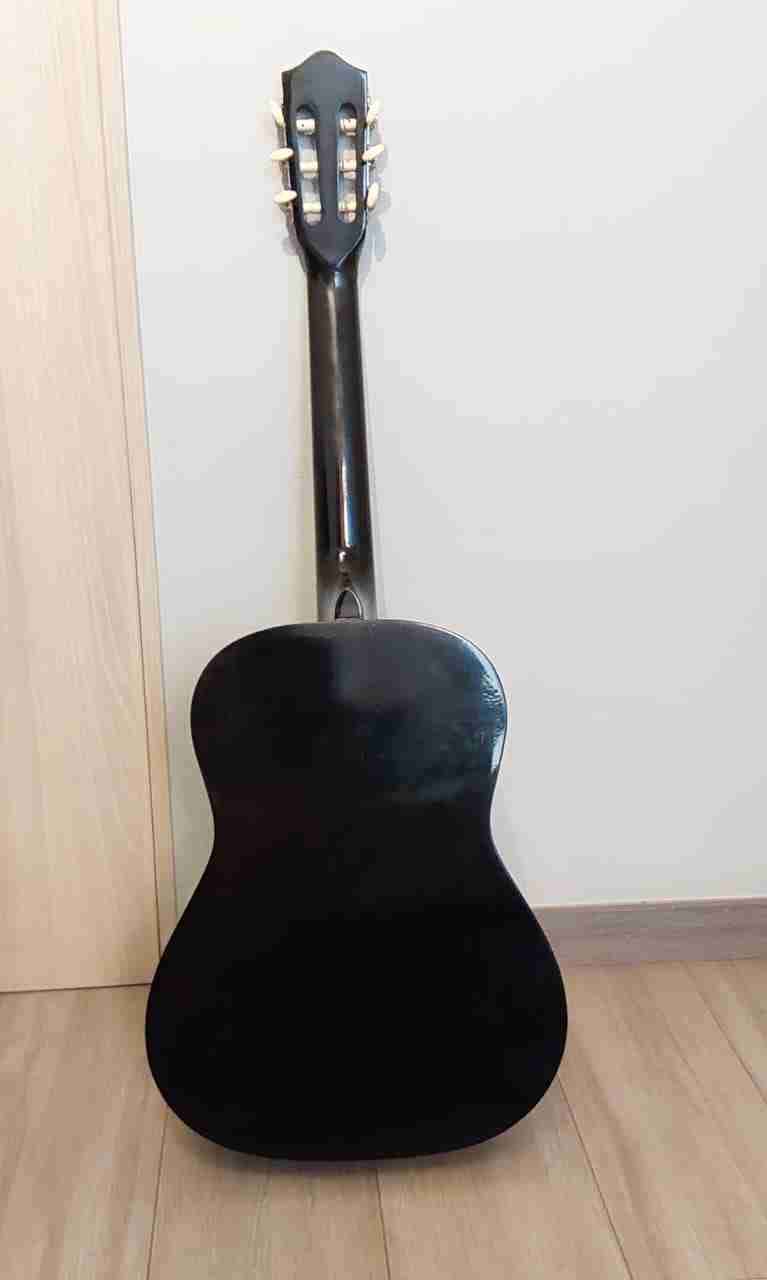 Guitarra acústica negra con funda - miniatura 3