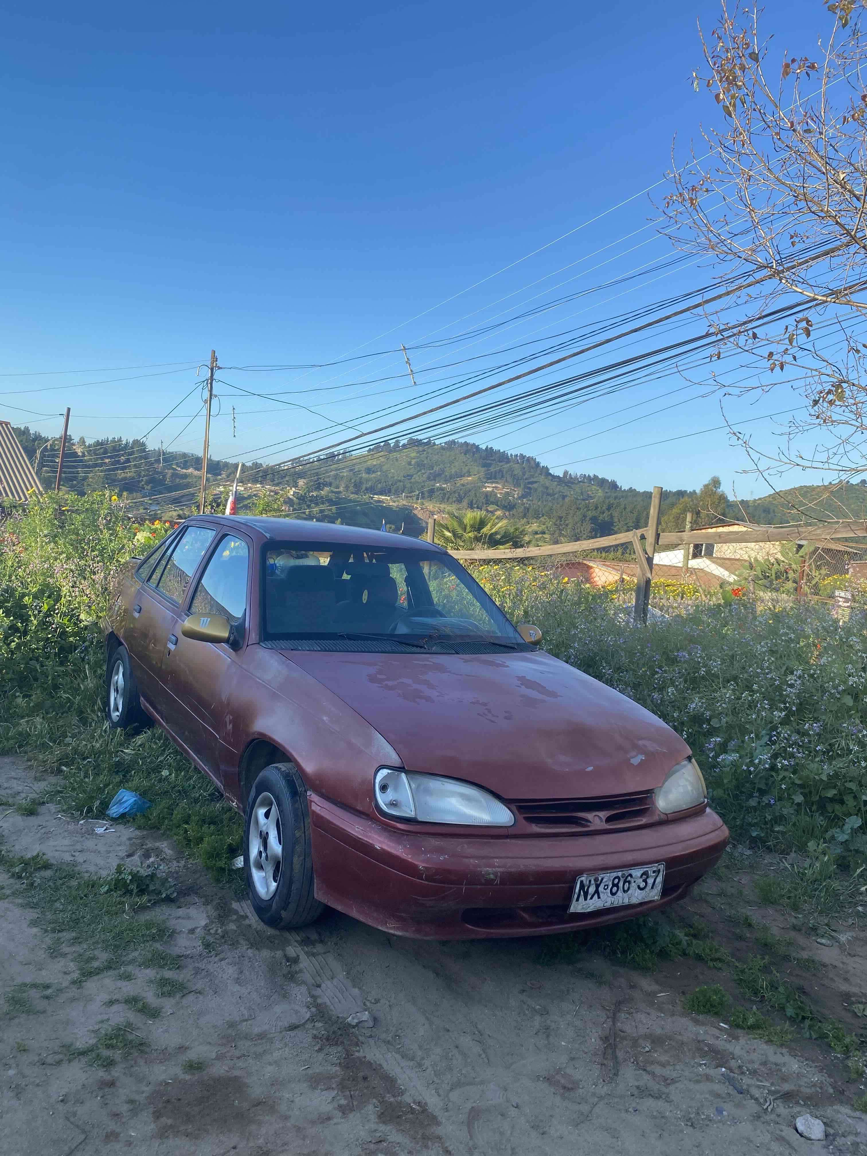 Auto sedán rojo usado - miniatura 2