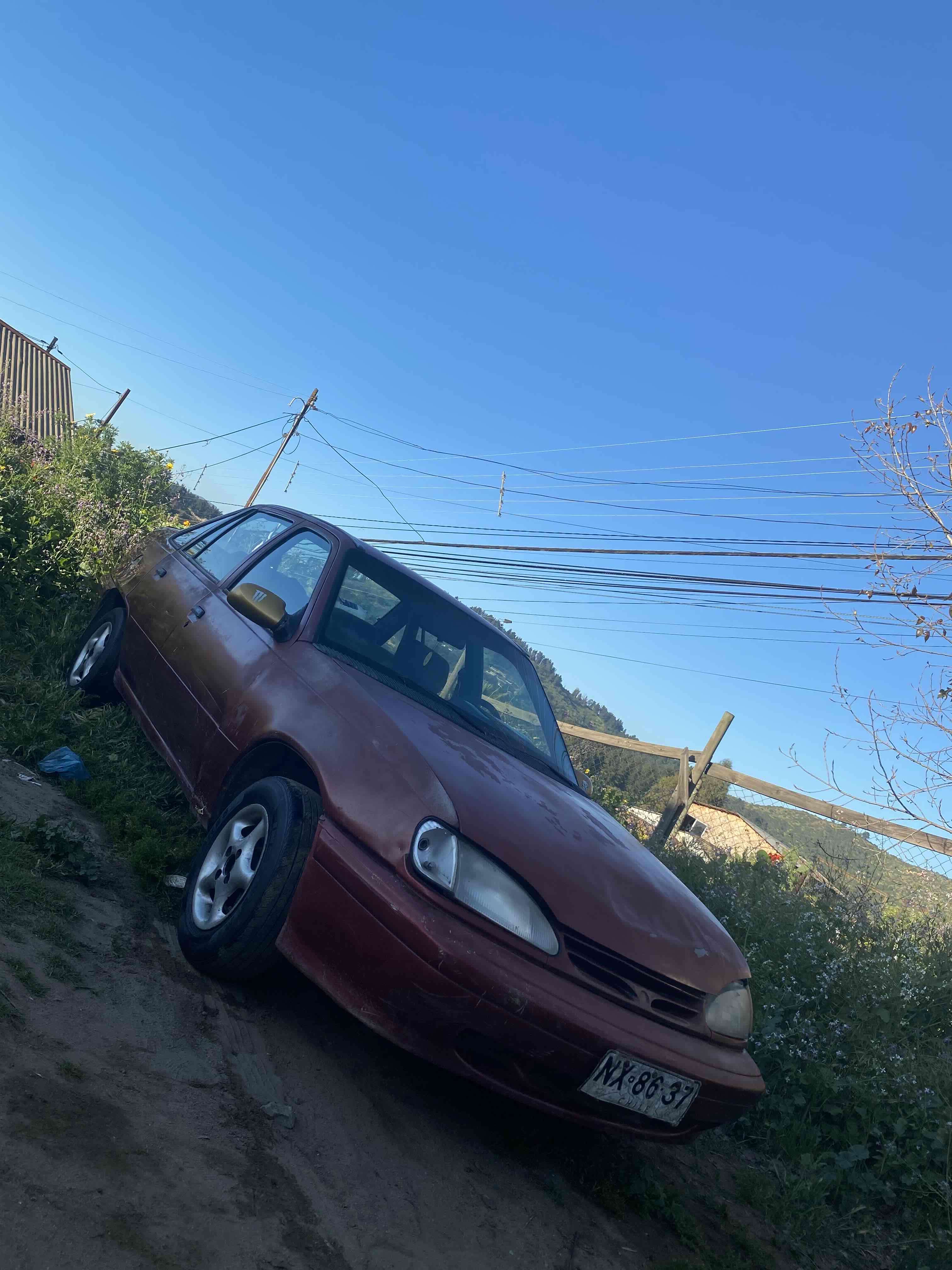 Auto sedán rojo usado - miniatura 3