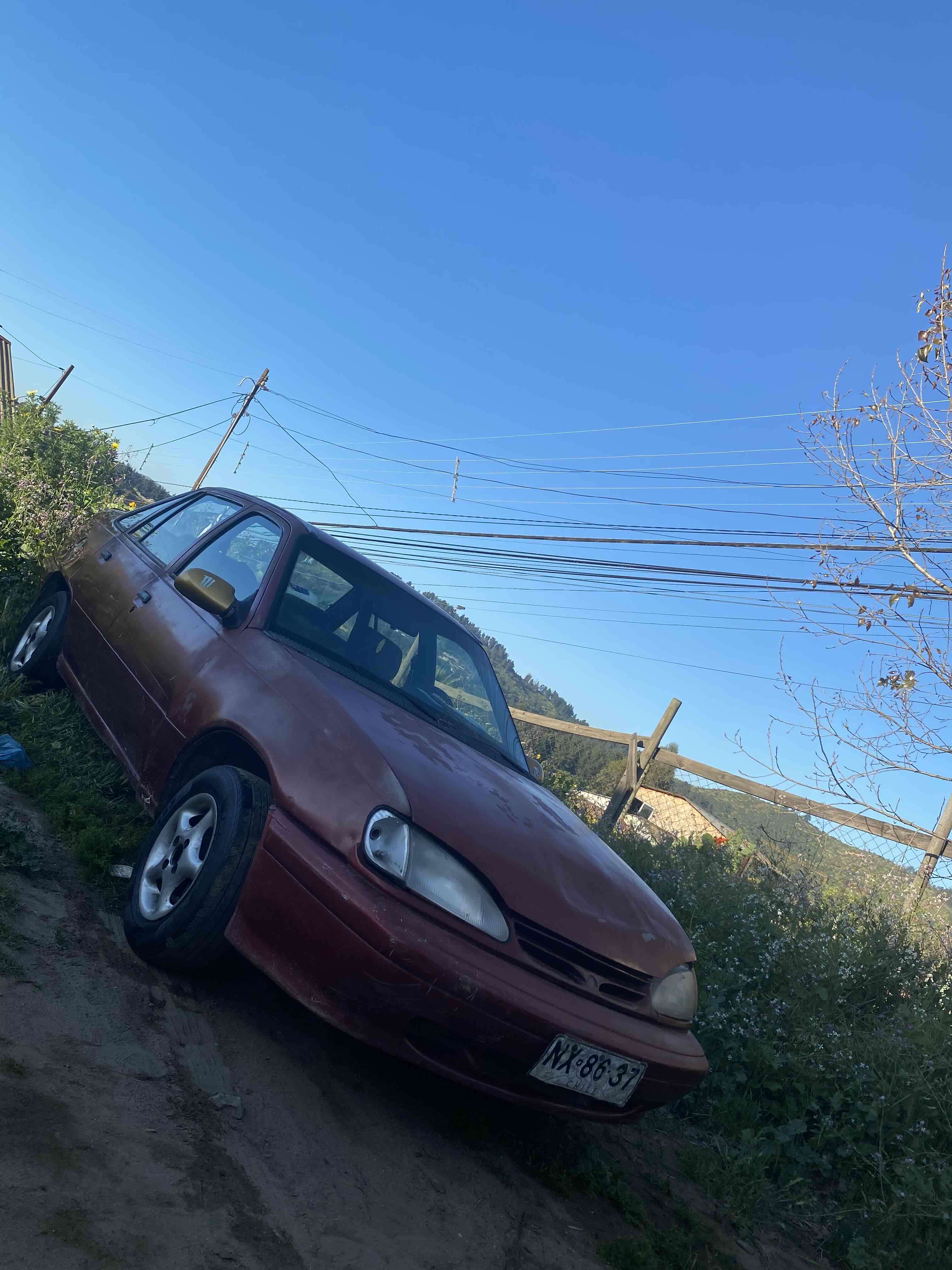 Auto sedán rojo usado - miniatura 4