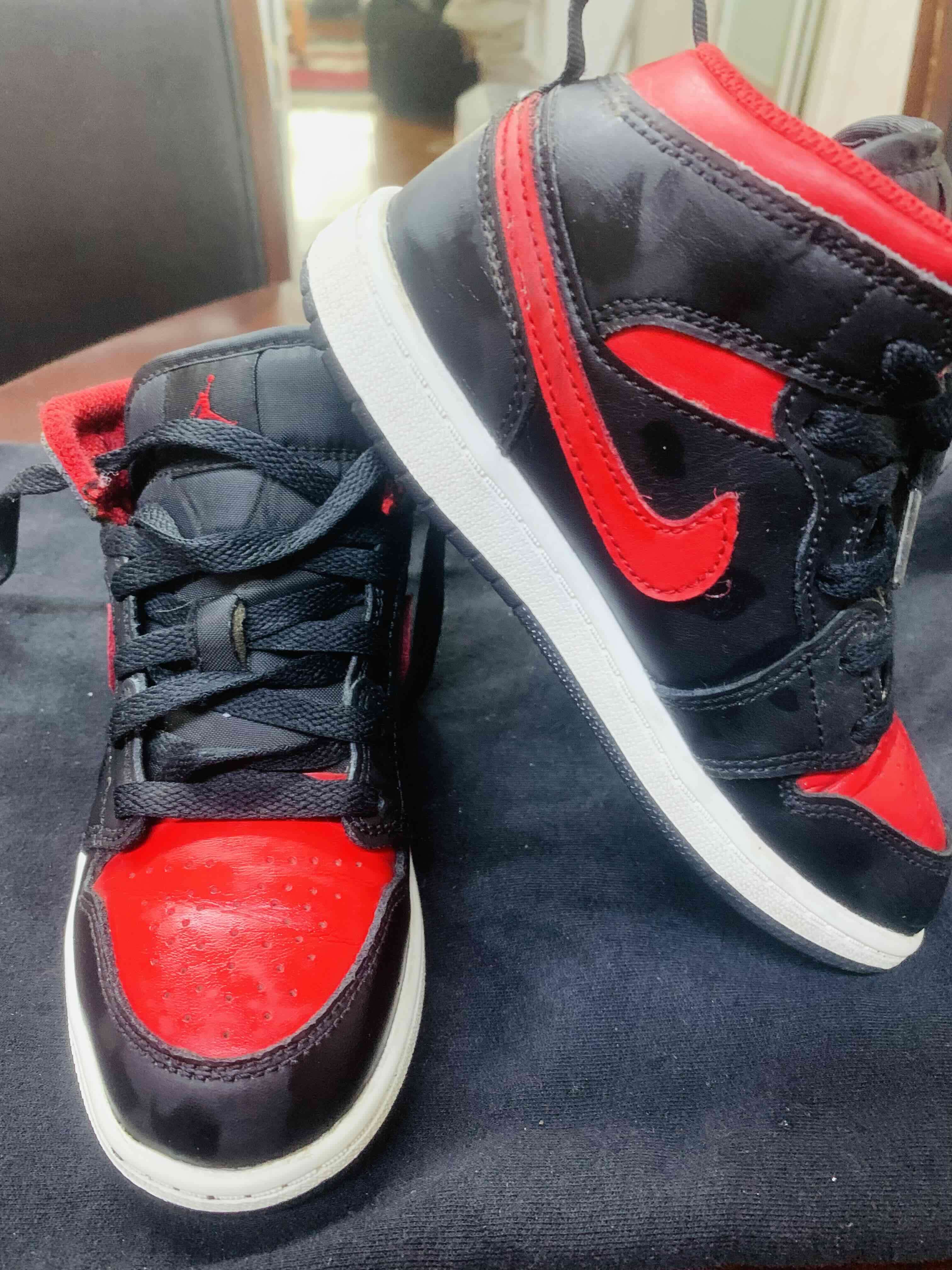 Lote de Zapatillas negras y rojas para niño