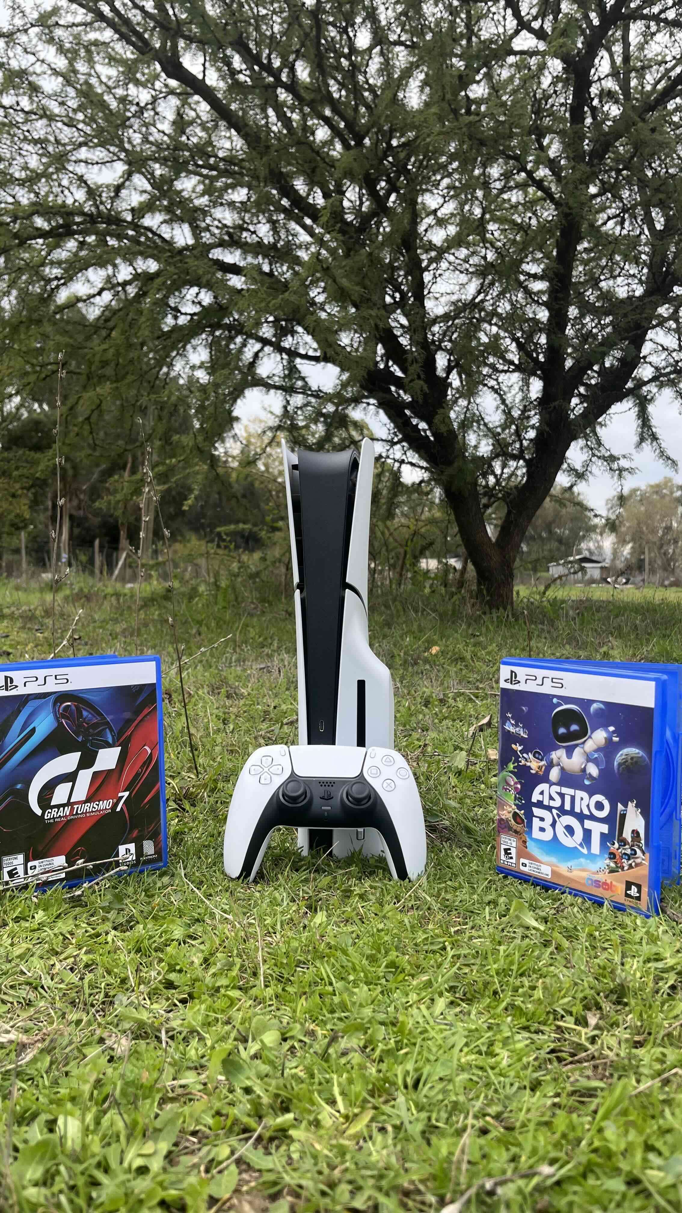 Consola PS5 con dos juegos - miniatura 1