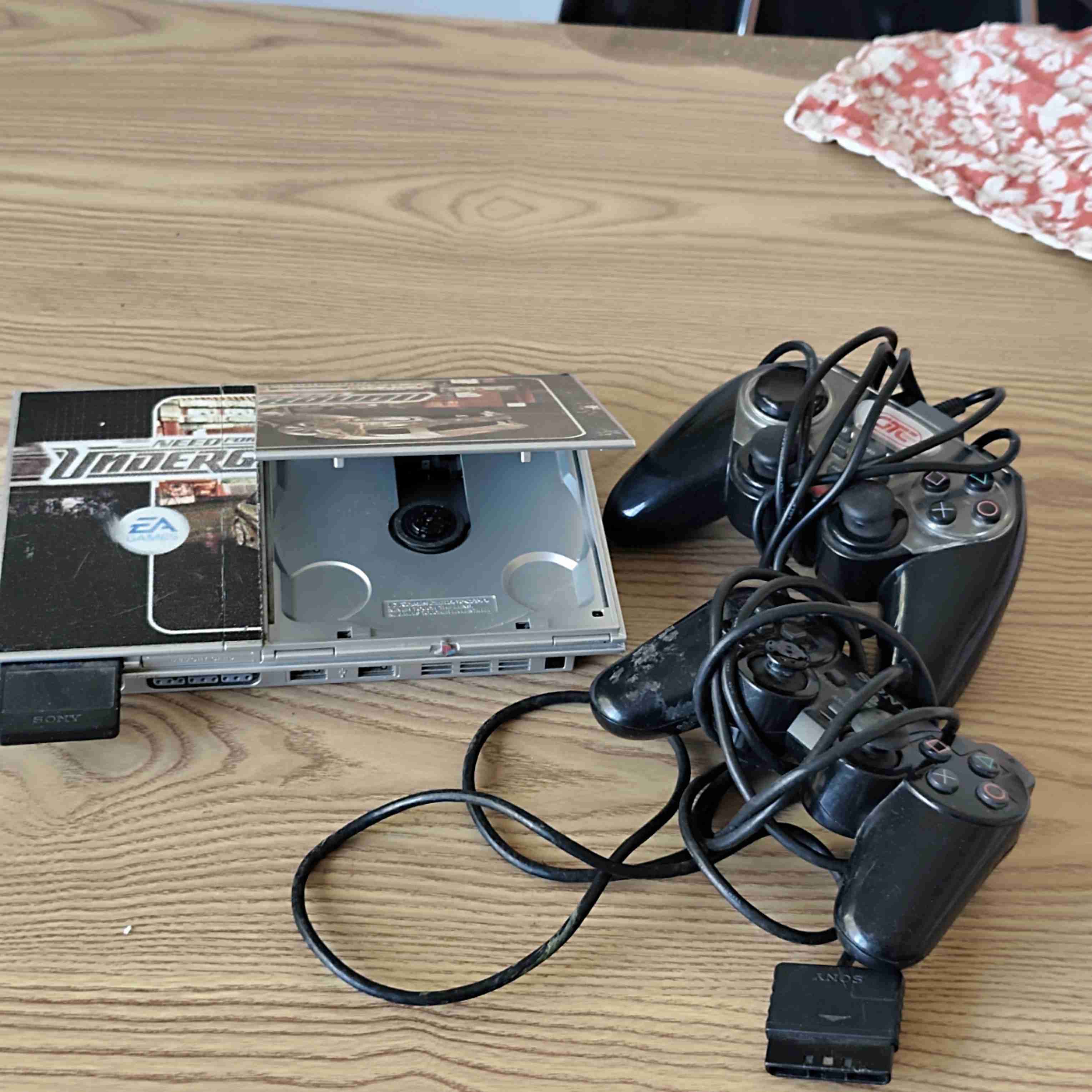 Consola PlayStation con controles