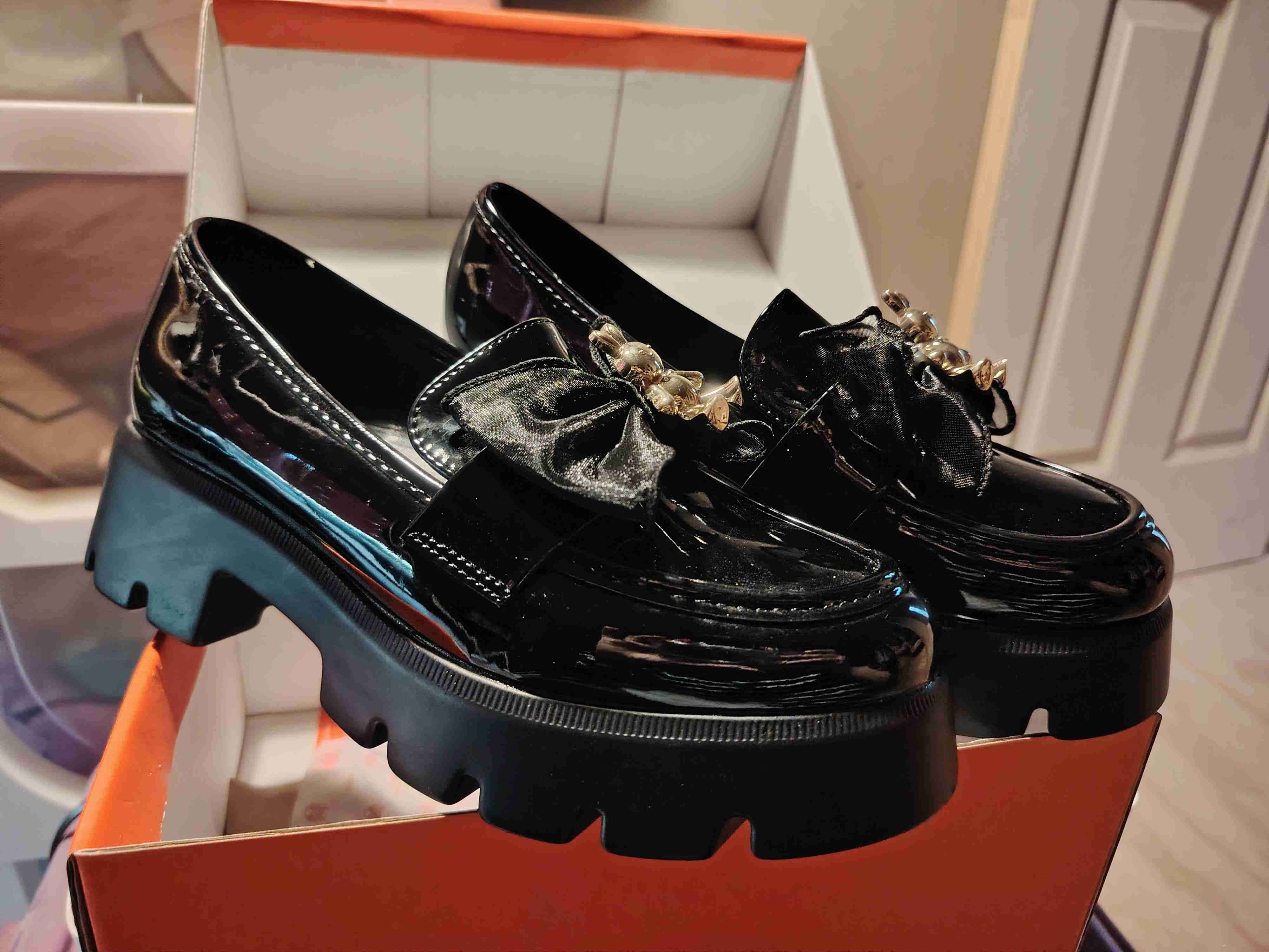 Mocasines negros con detalle dorado - miniatura 2