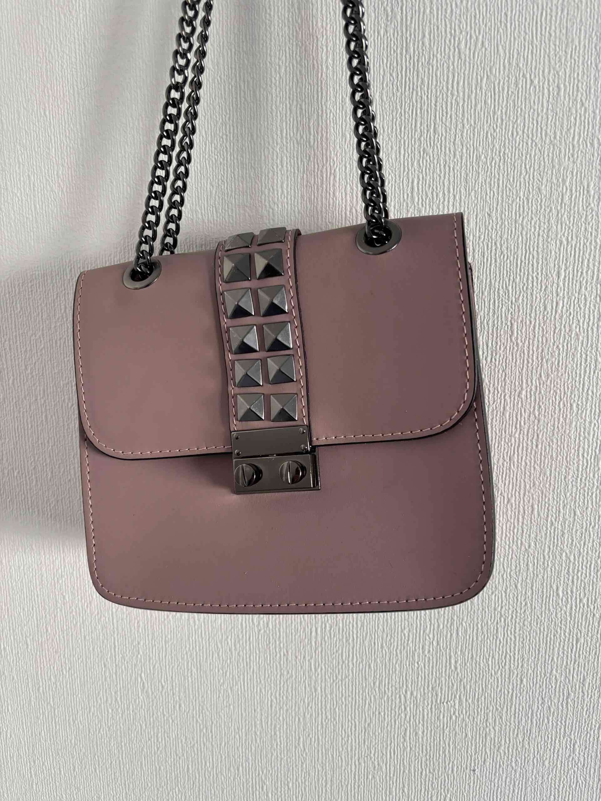 Cartera con cadena y tachuelas - miniatura 1