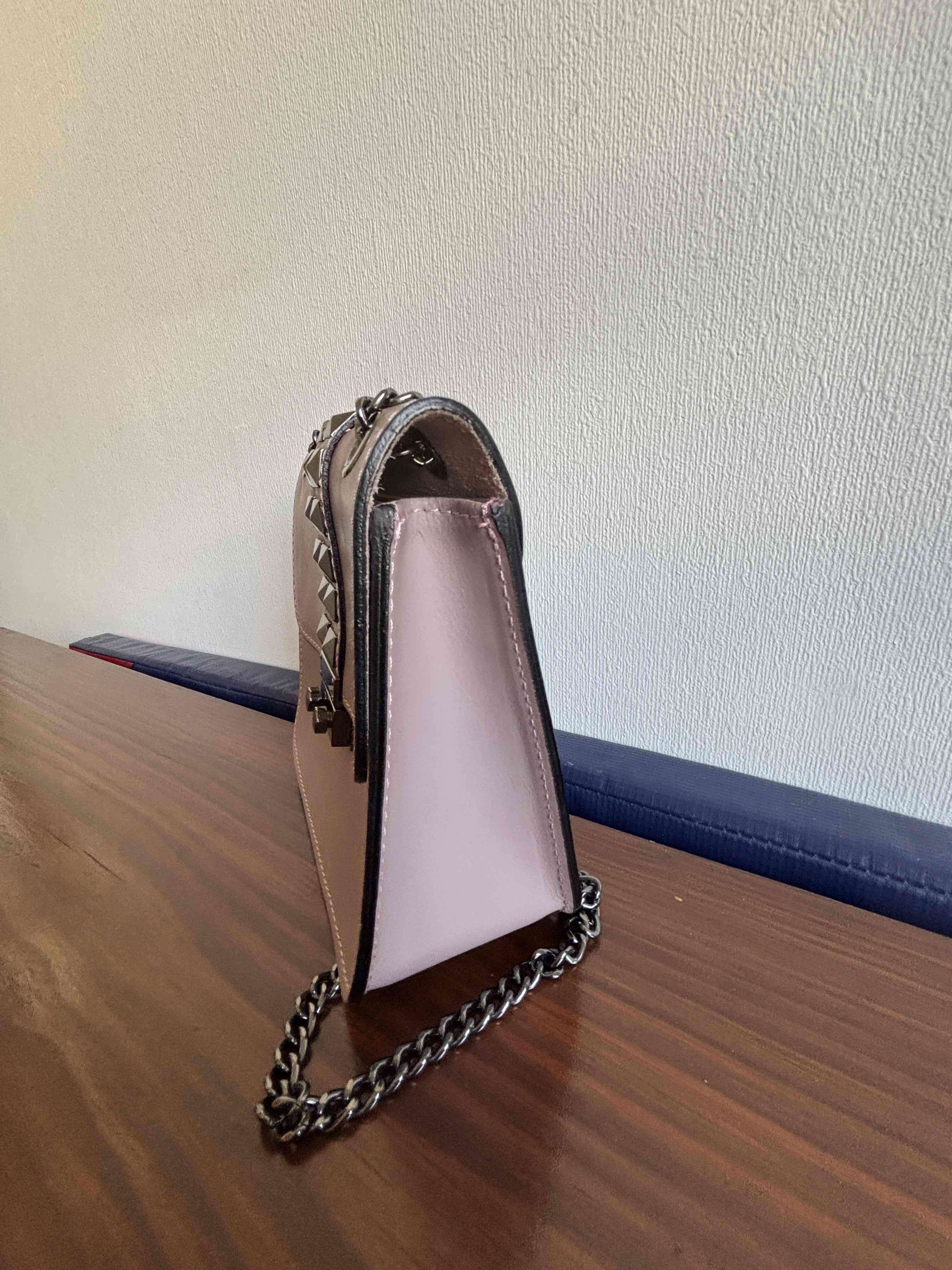 Cartera con cadena y tachuelas - miniatura 3