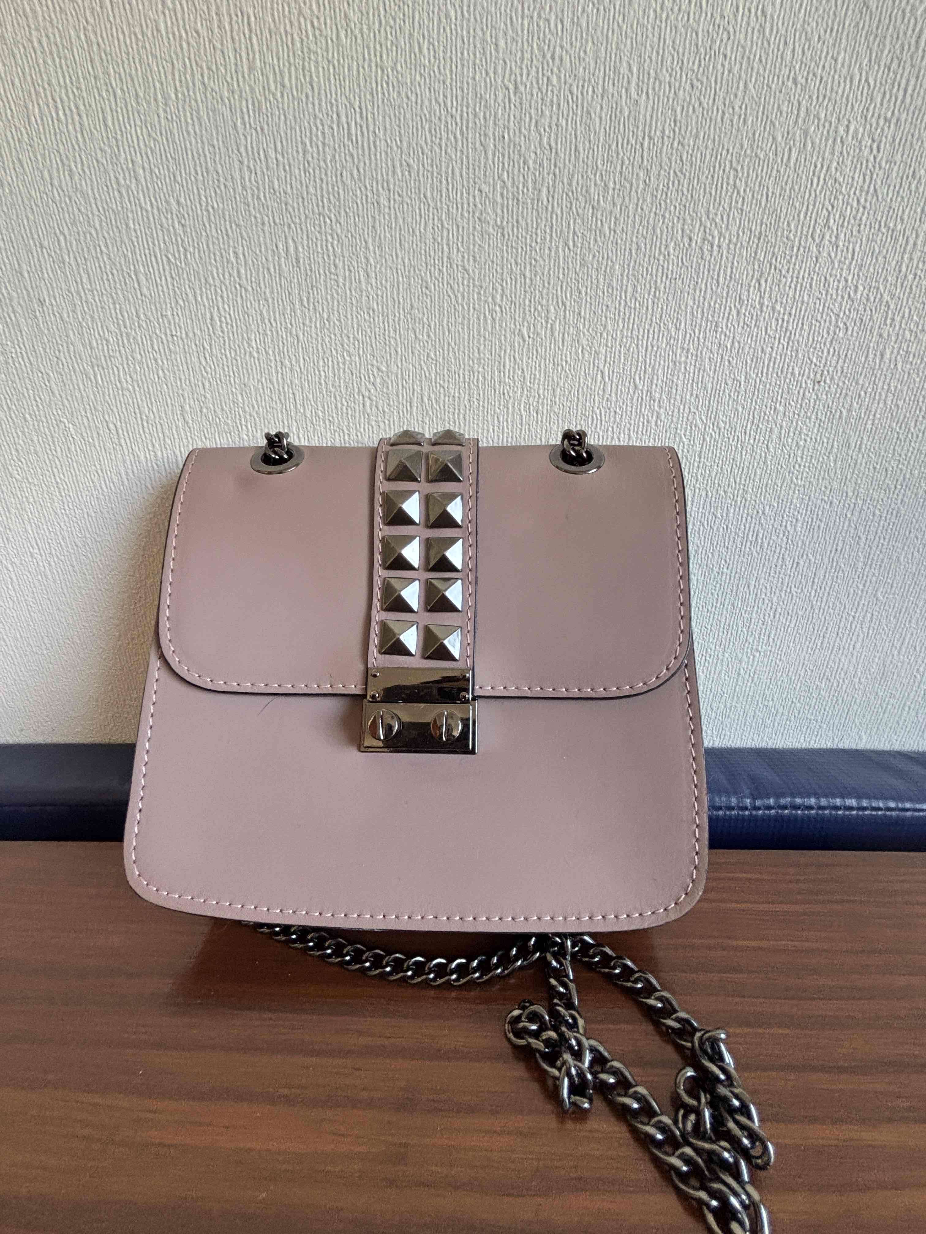 Cartera con cadena y tachuelas - miniatura 4