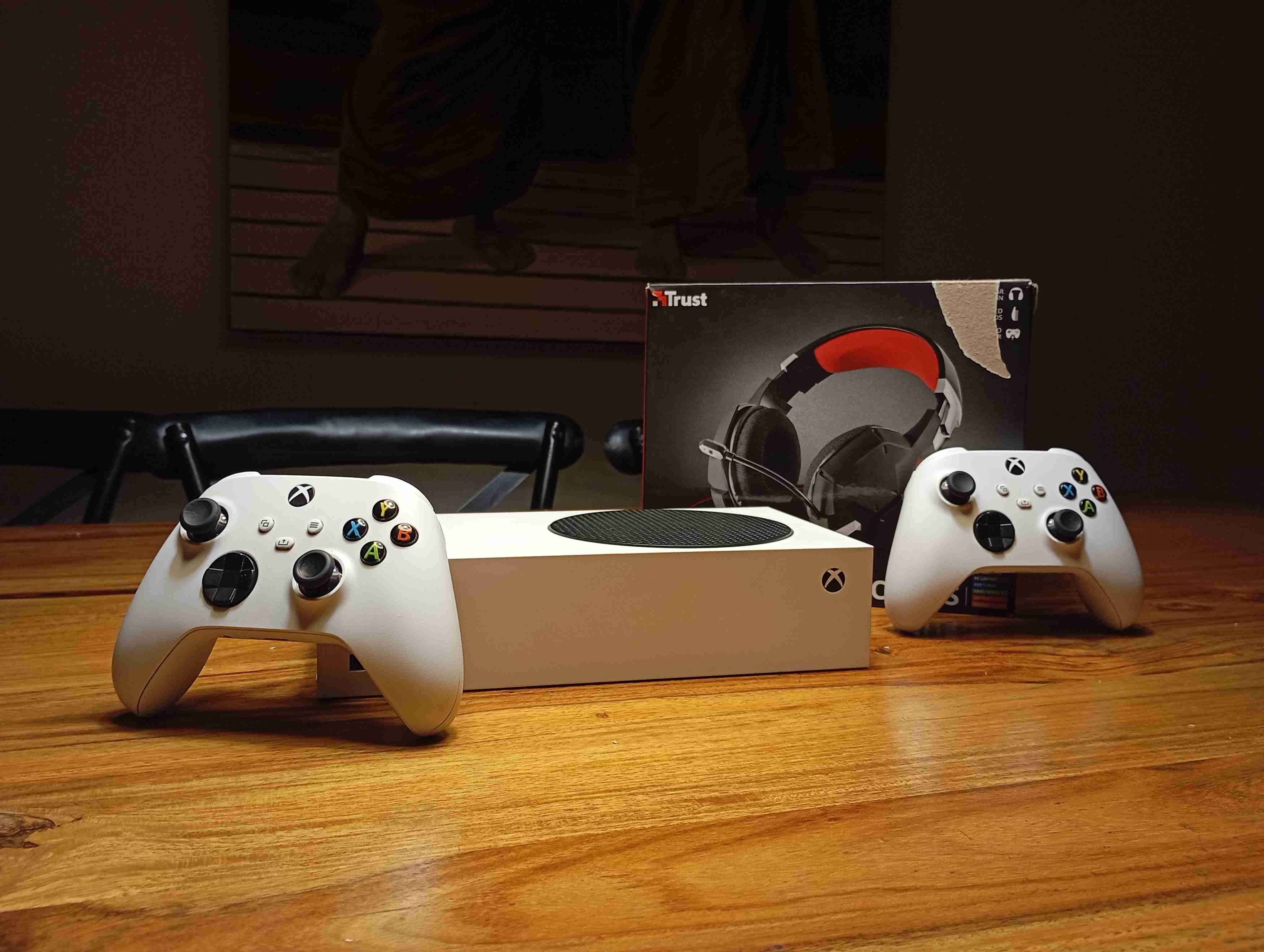 Consola Xbox Series S dos controles+audífonosGamer - miniatura 1