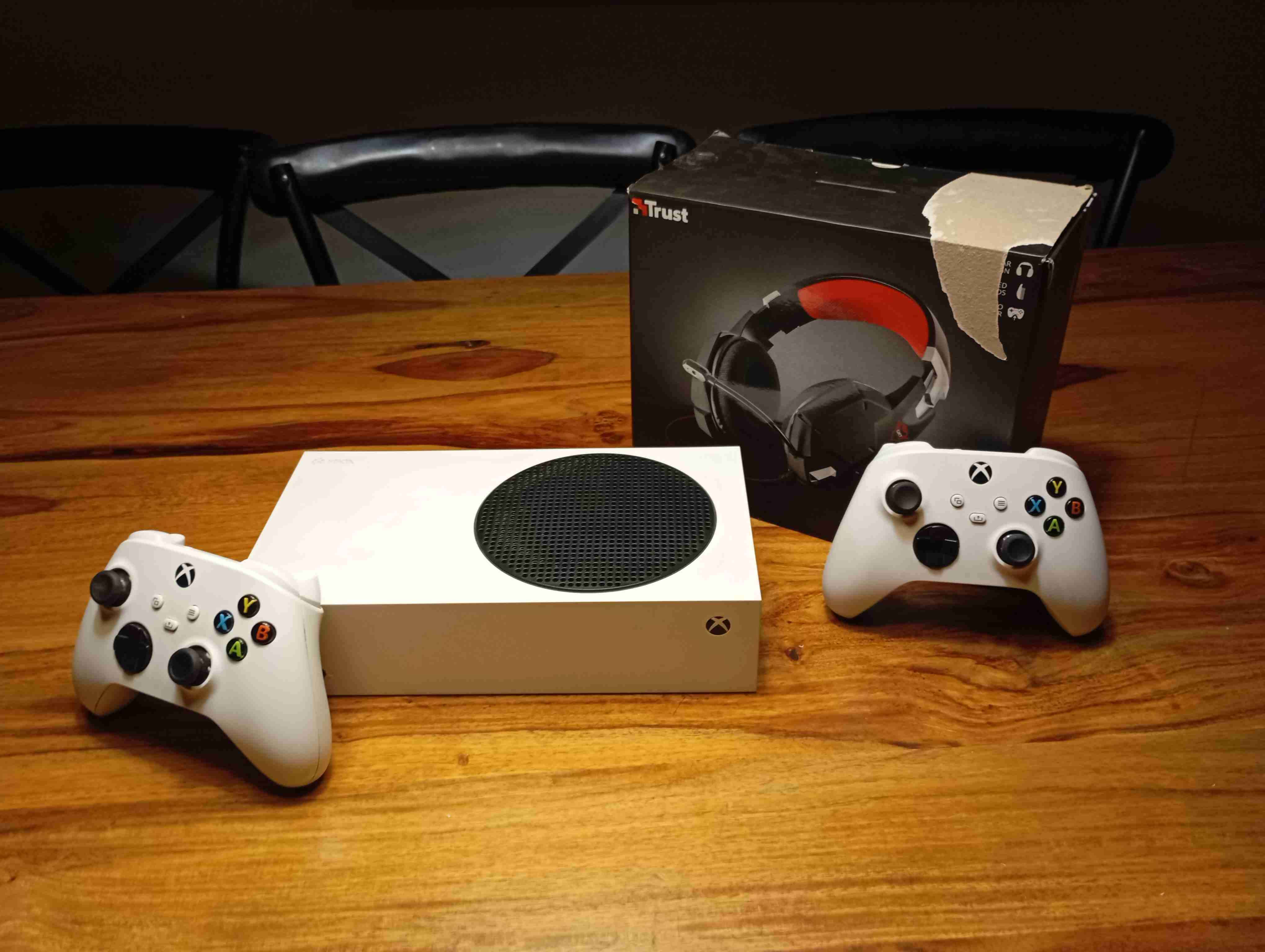 Consola Xbox Series S dos controles+audífonosGamer - miniatura 2