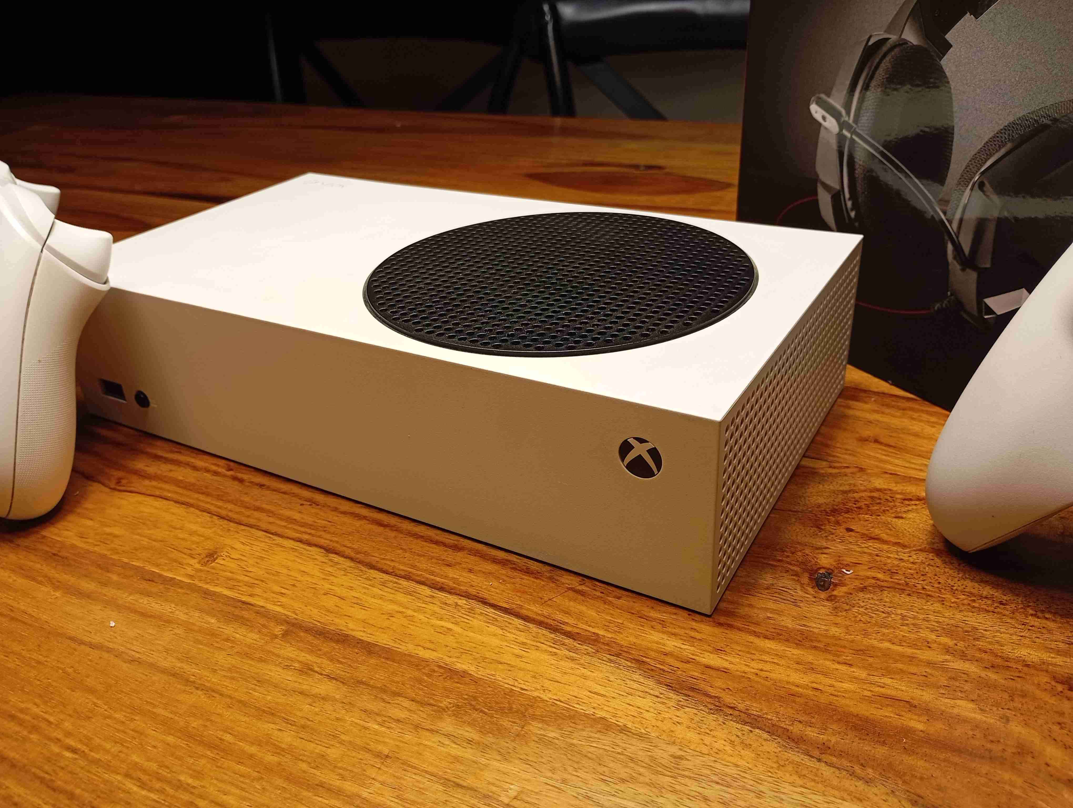 Consola Xbox Series S dos controles+audífonosGamer - miniatura 3