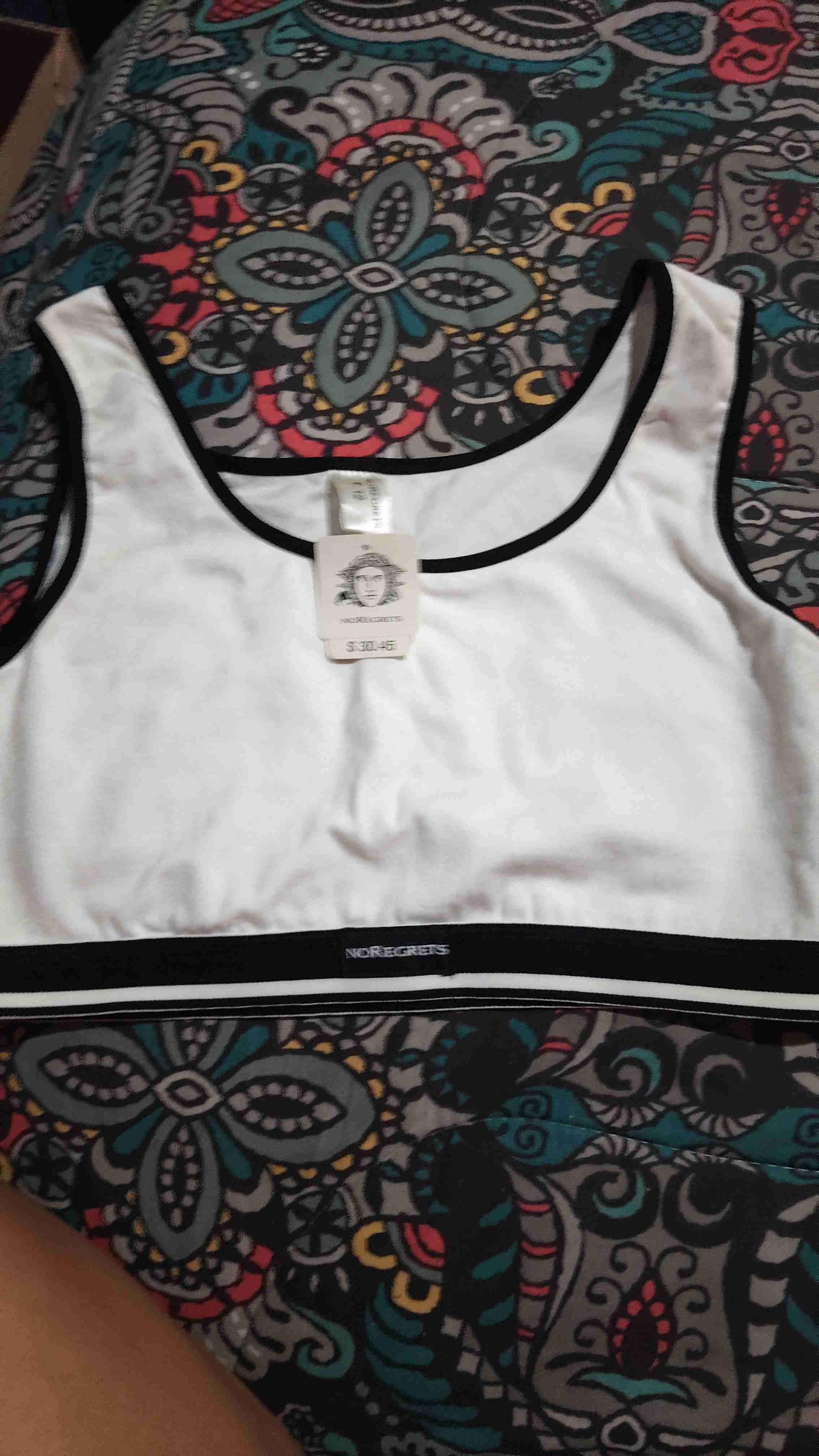 Top deportivo blanco No Regrets