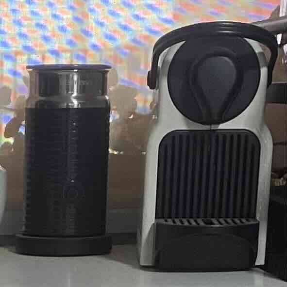 Cafetera Nespresso con espumador - miniatura 2