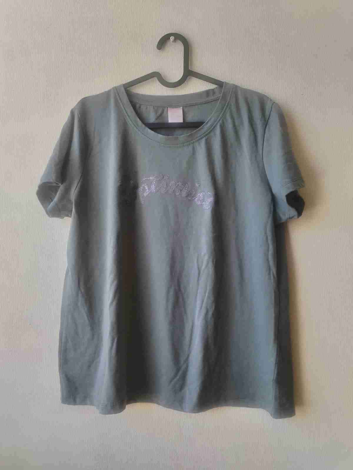 Polera gris verdoso con estampado brillante