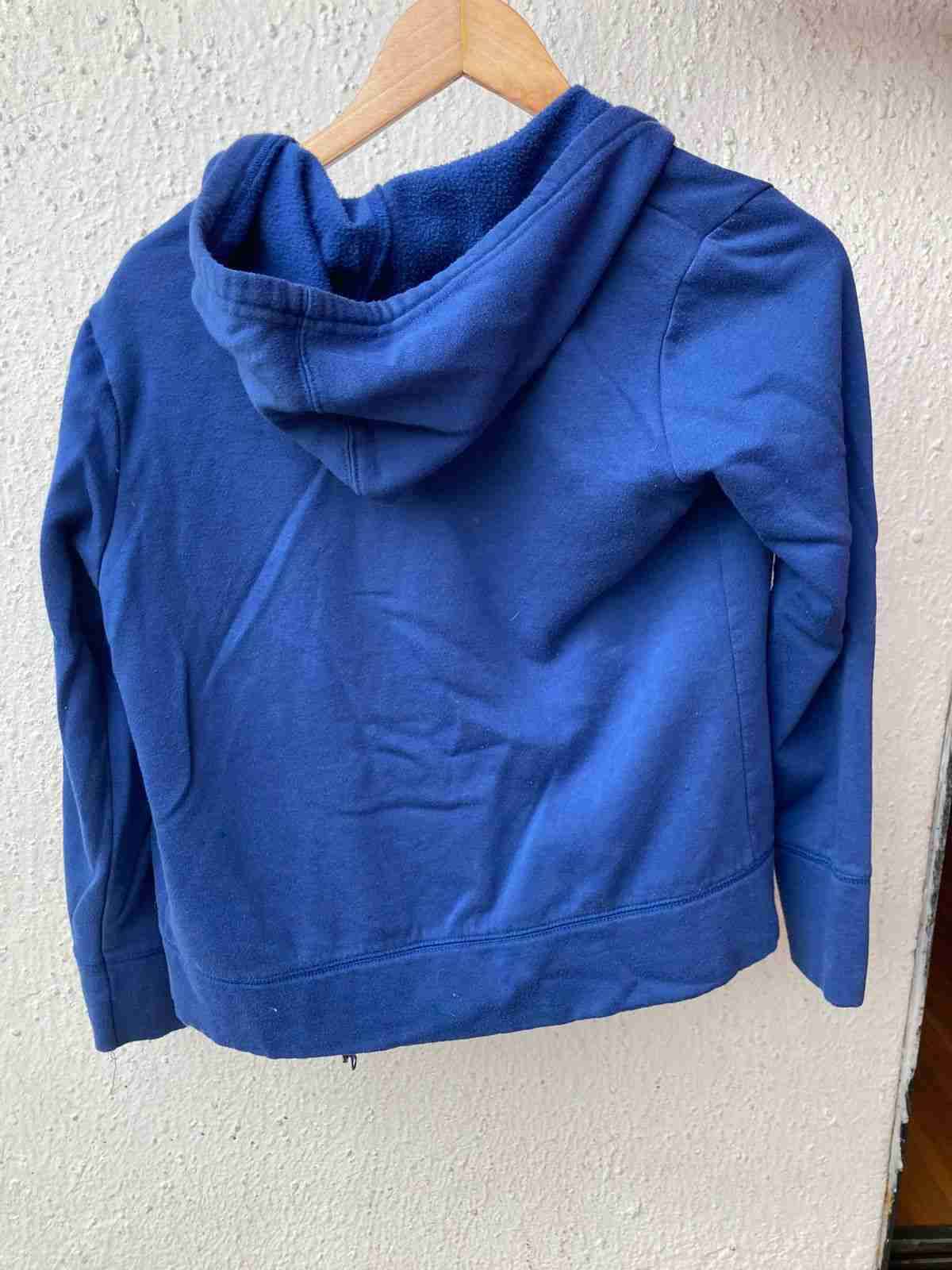 Polerón azul con capucha - miniatura 2