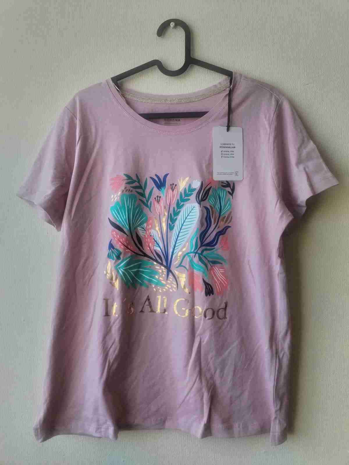 Polera rosa con estampado floral