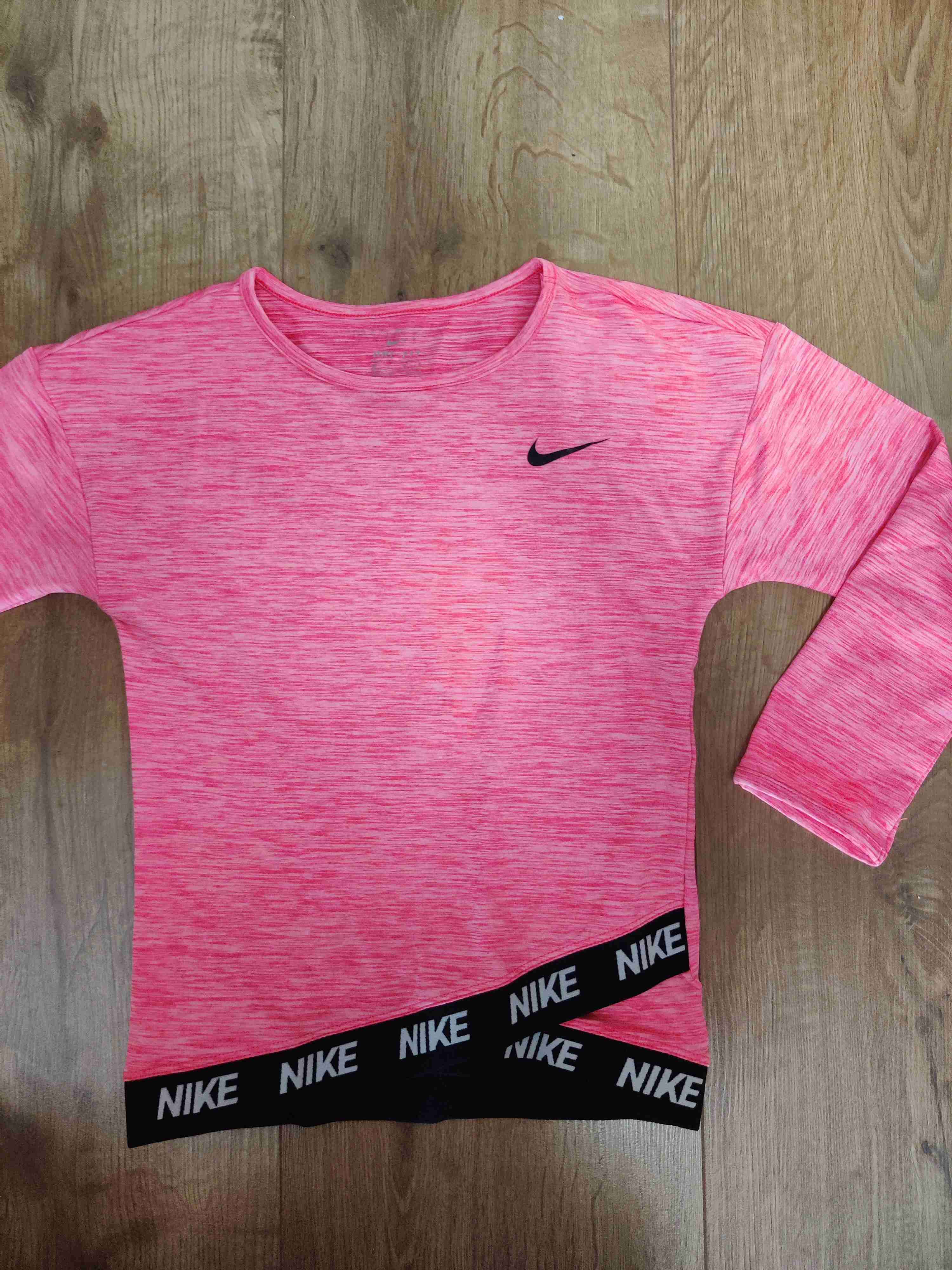 Polera Nike deportiva Dri- Fit rosada