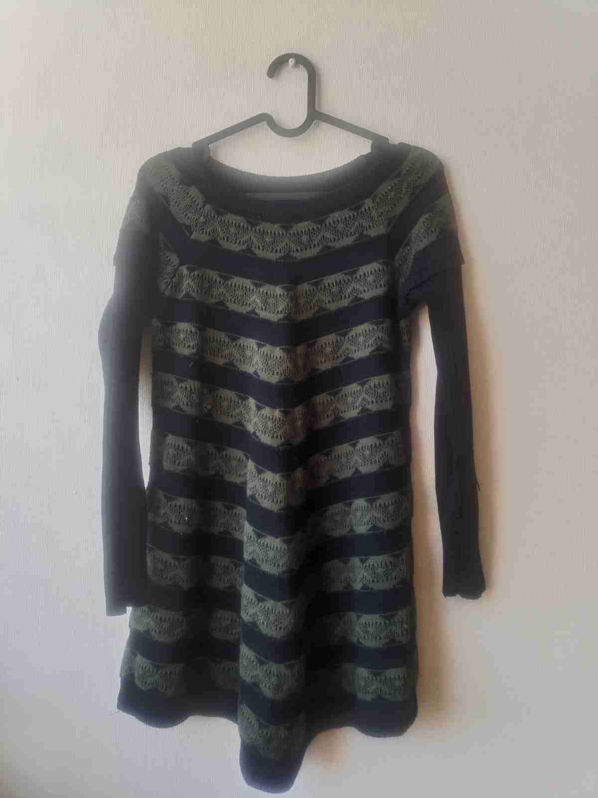 Polera a rayas negro y verde