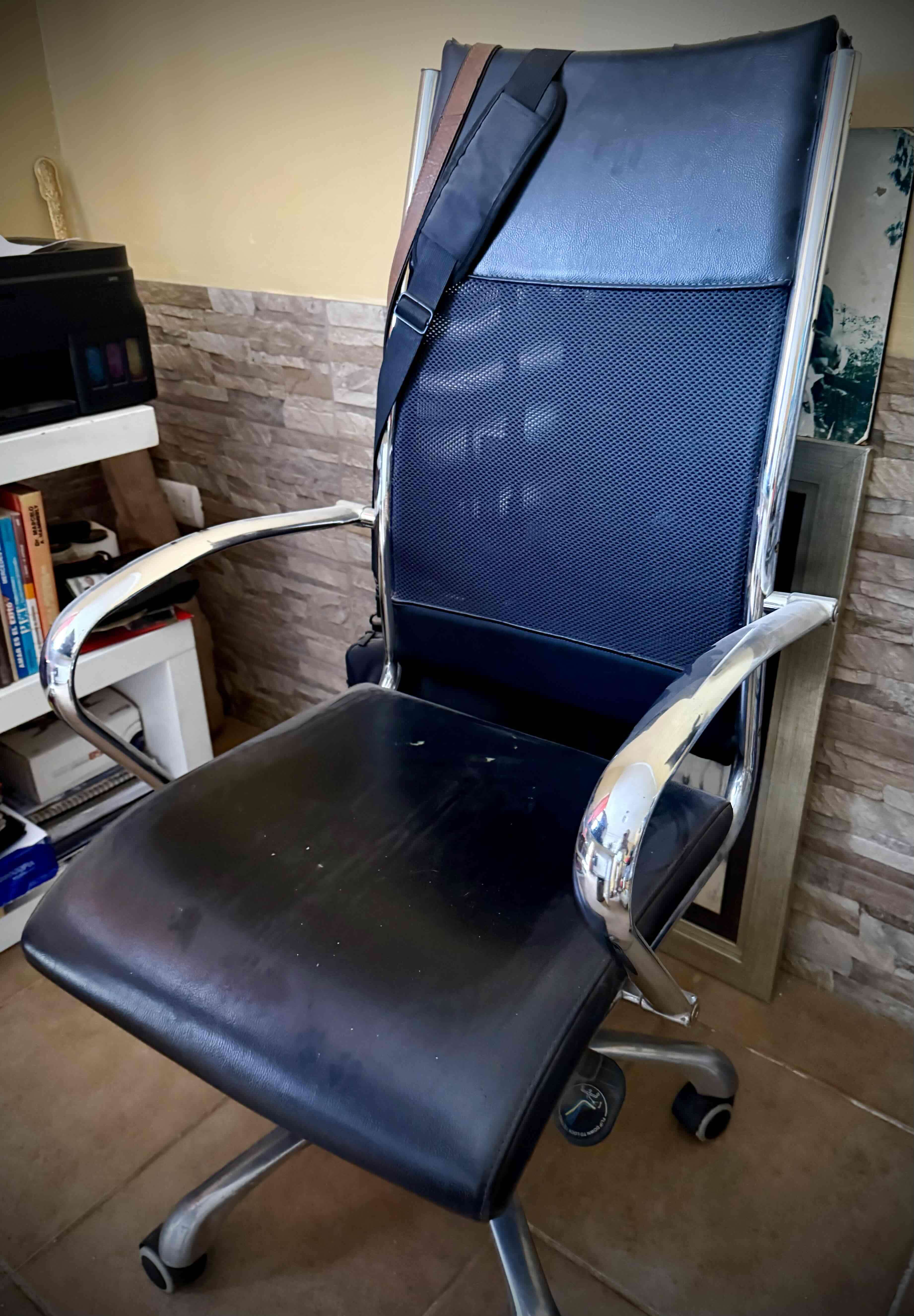 Silla de oficina ergonómica negra