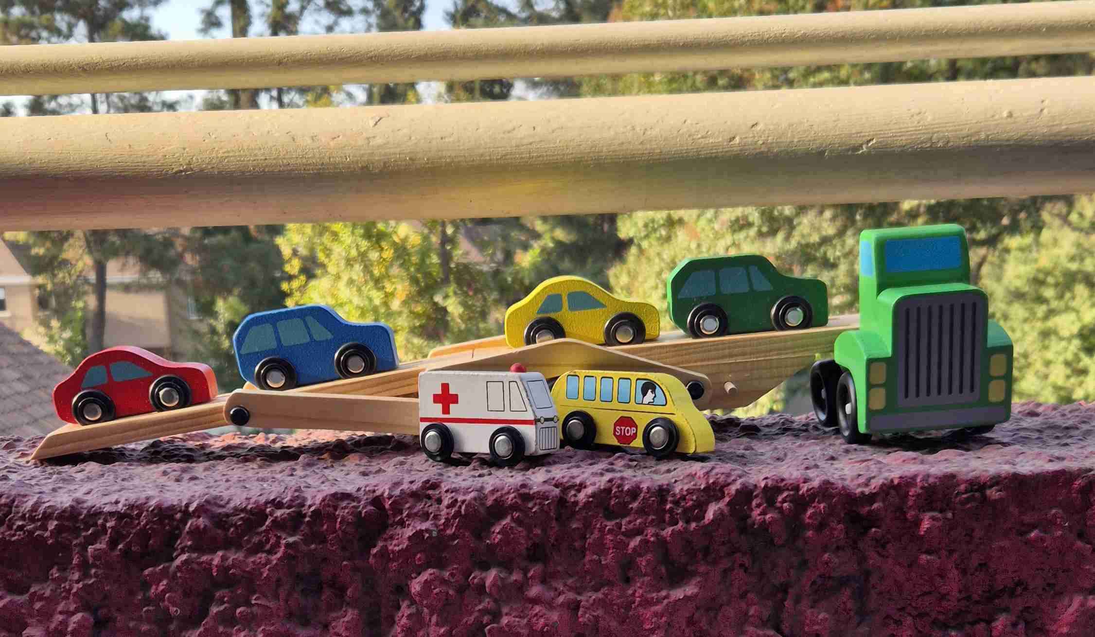 Camión de madera con autos - miniatura 2