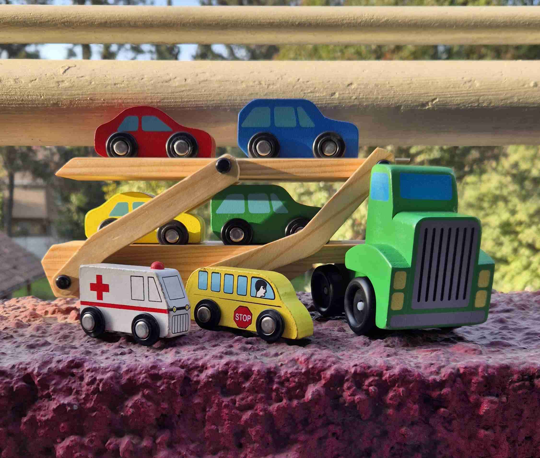 Camión de madera con autos - miniatura 3