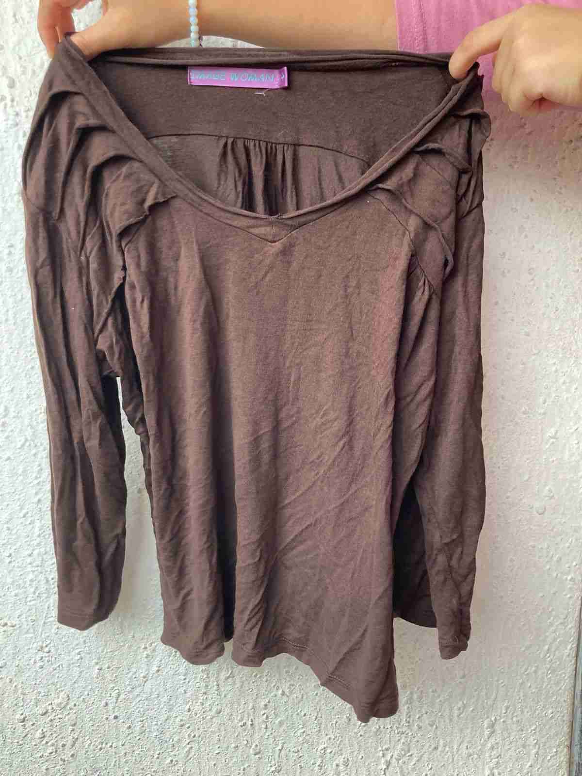 Polera marrón con mangas largas