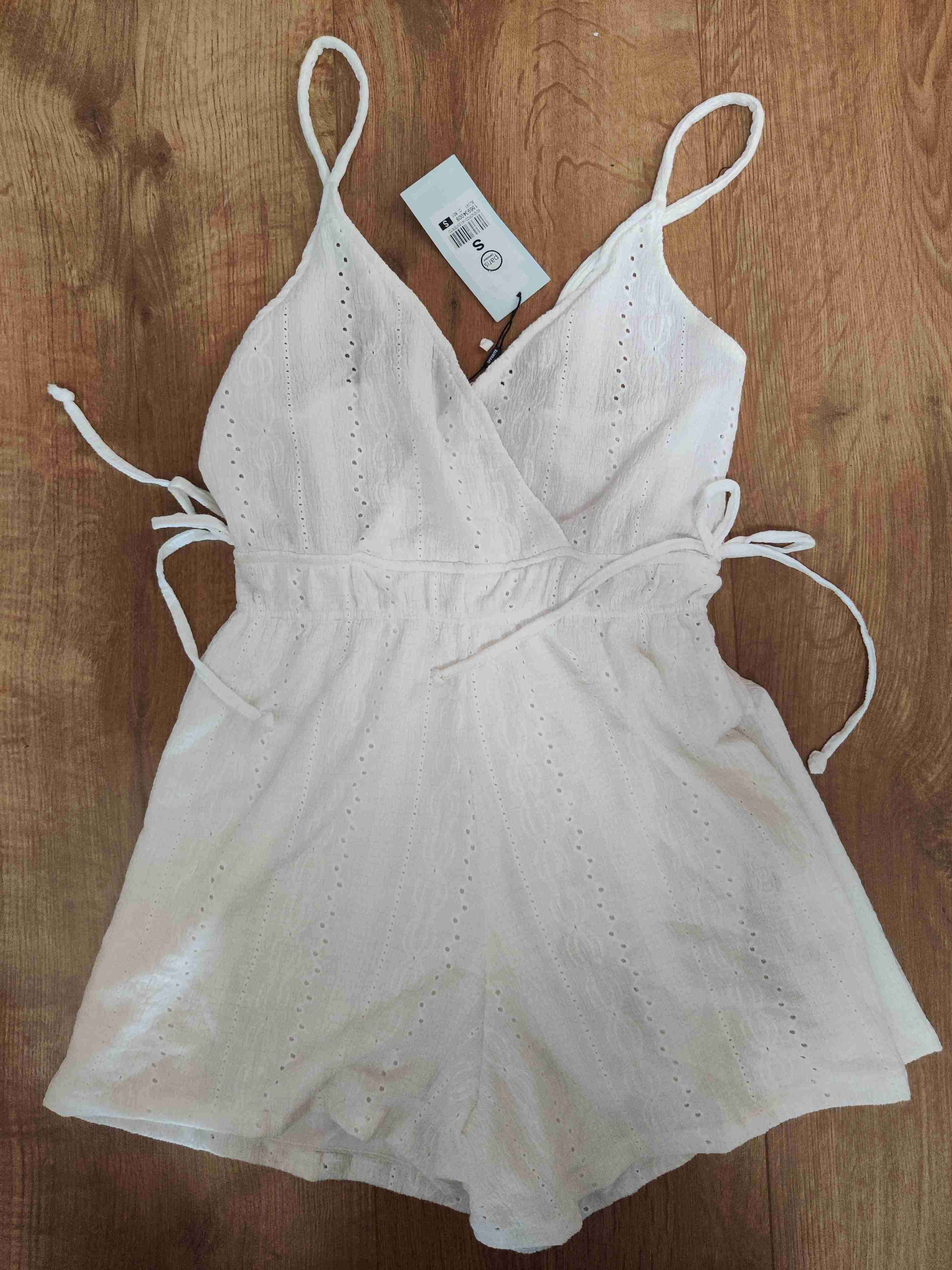 Enterito blanco con diseño calado