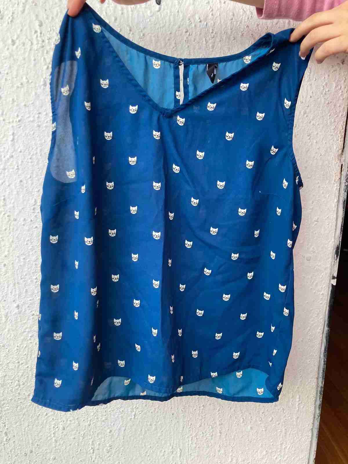 Blusa sin mangas azul con estampado