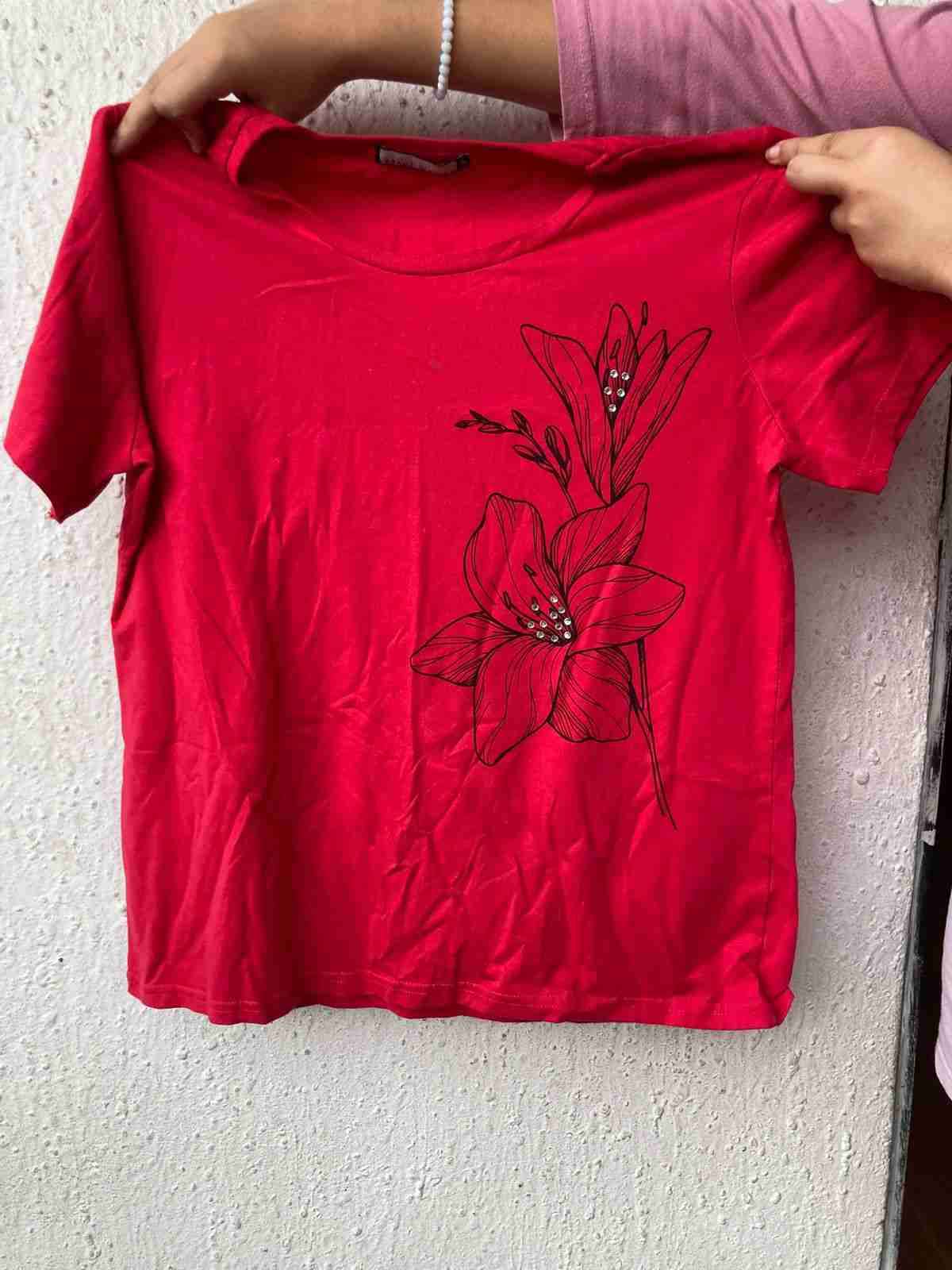 Polera roja con diseño floral