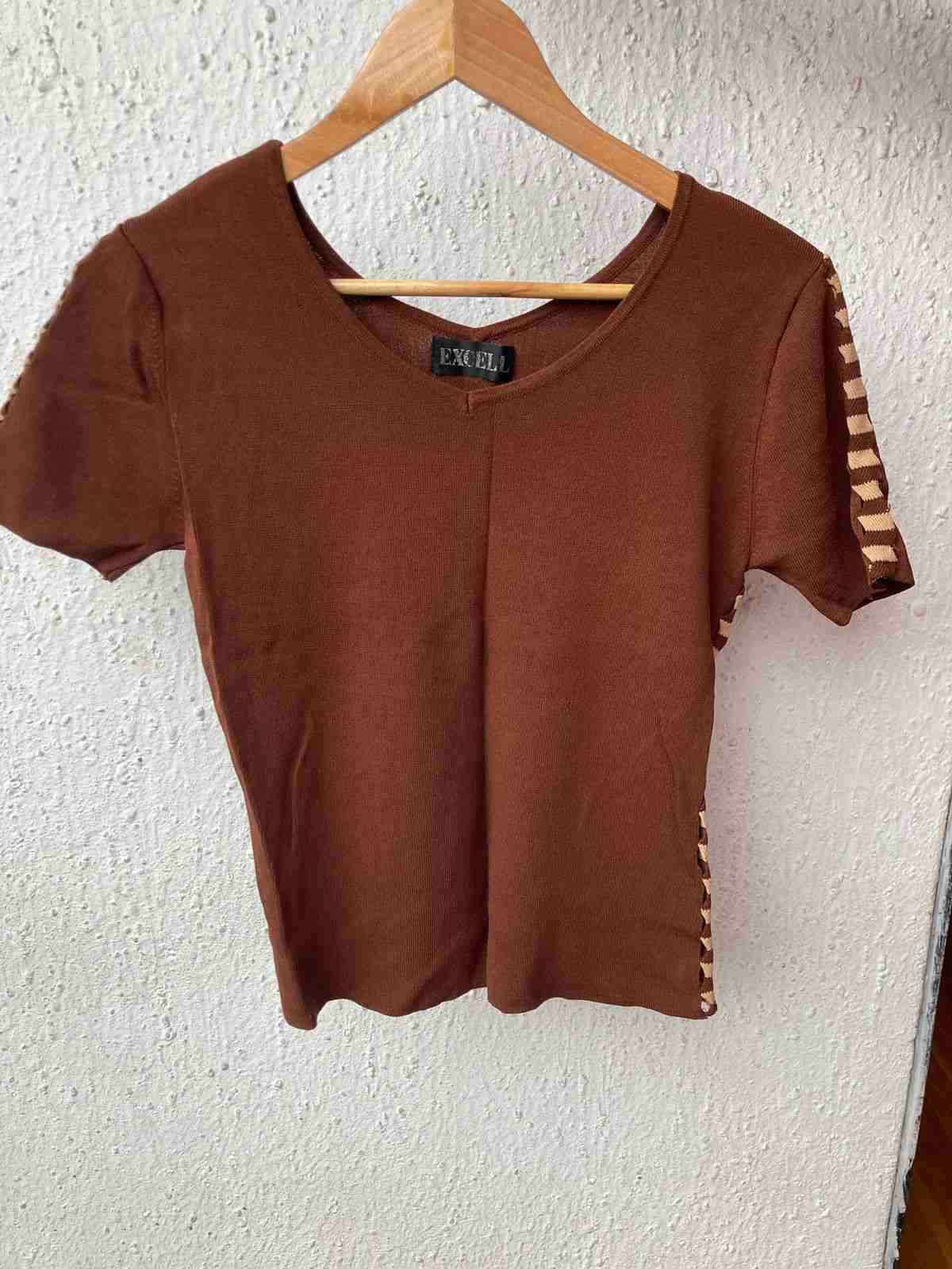 Polera café con diseño lateral