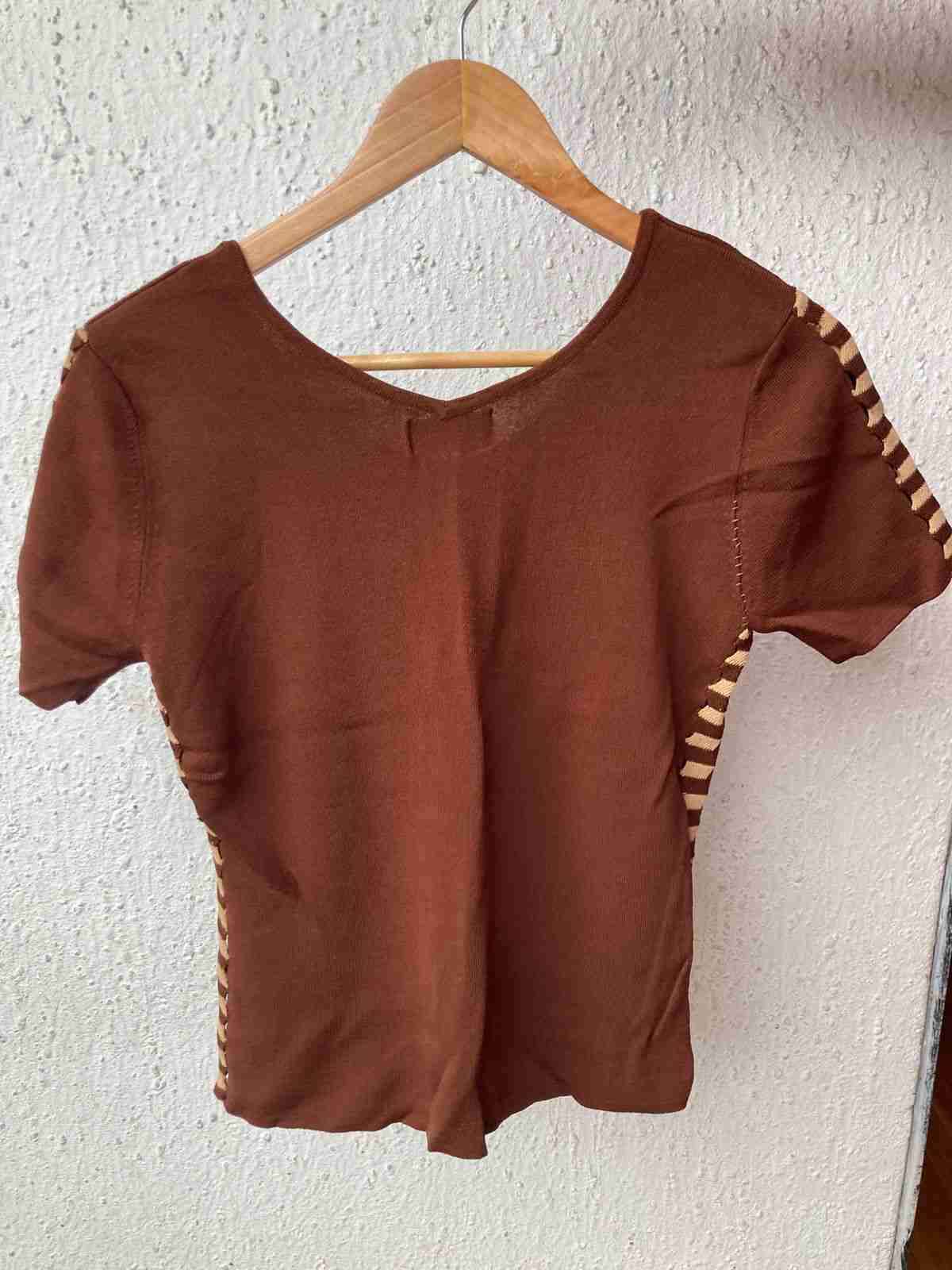 Polera café con diseño lateral - miniatura 2