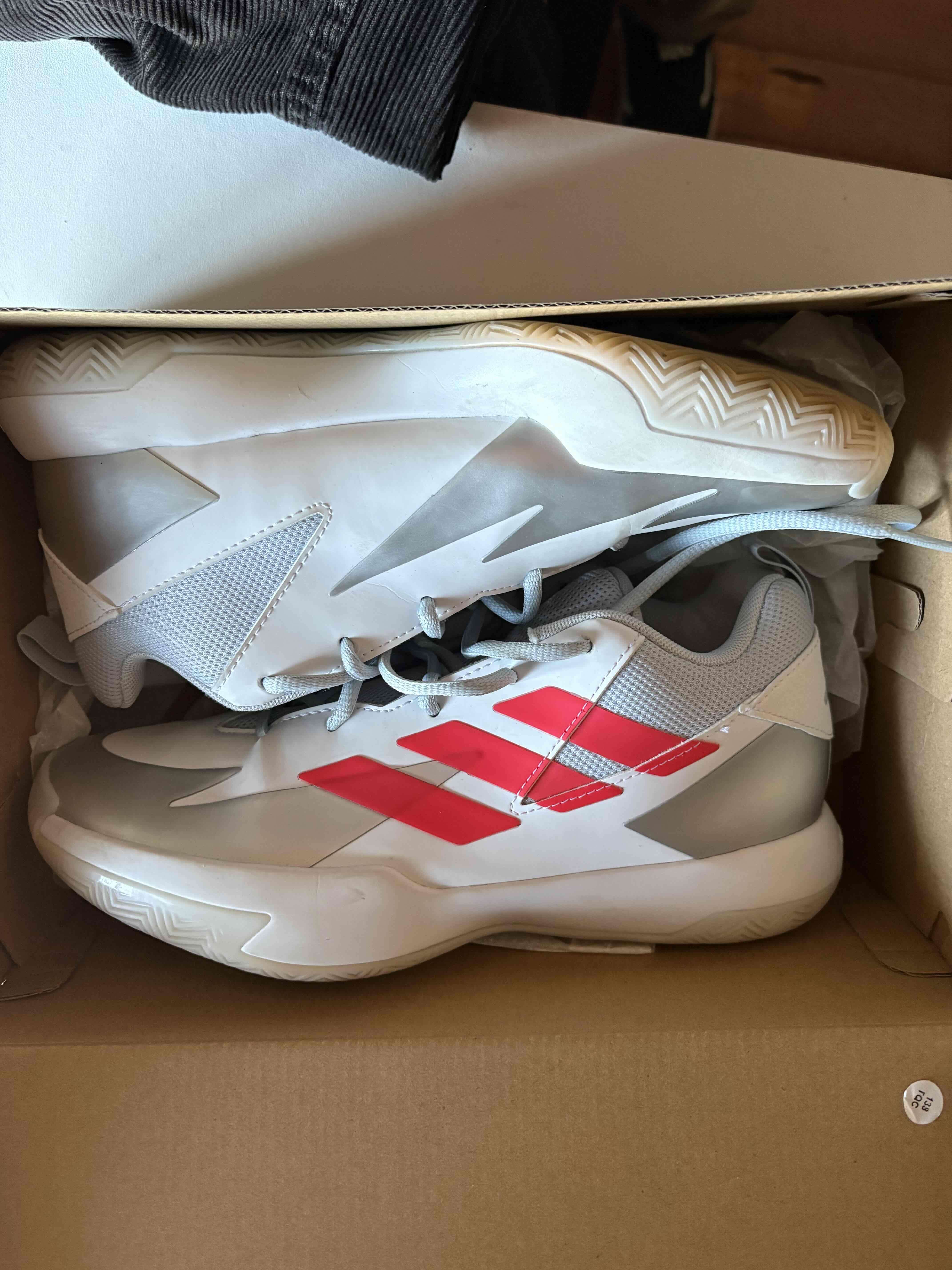 Zapatillas deportivas blancas y rojas - miniatura 1