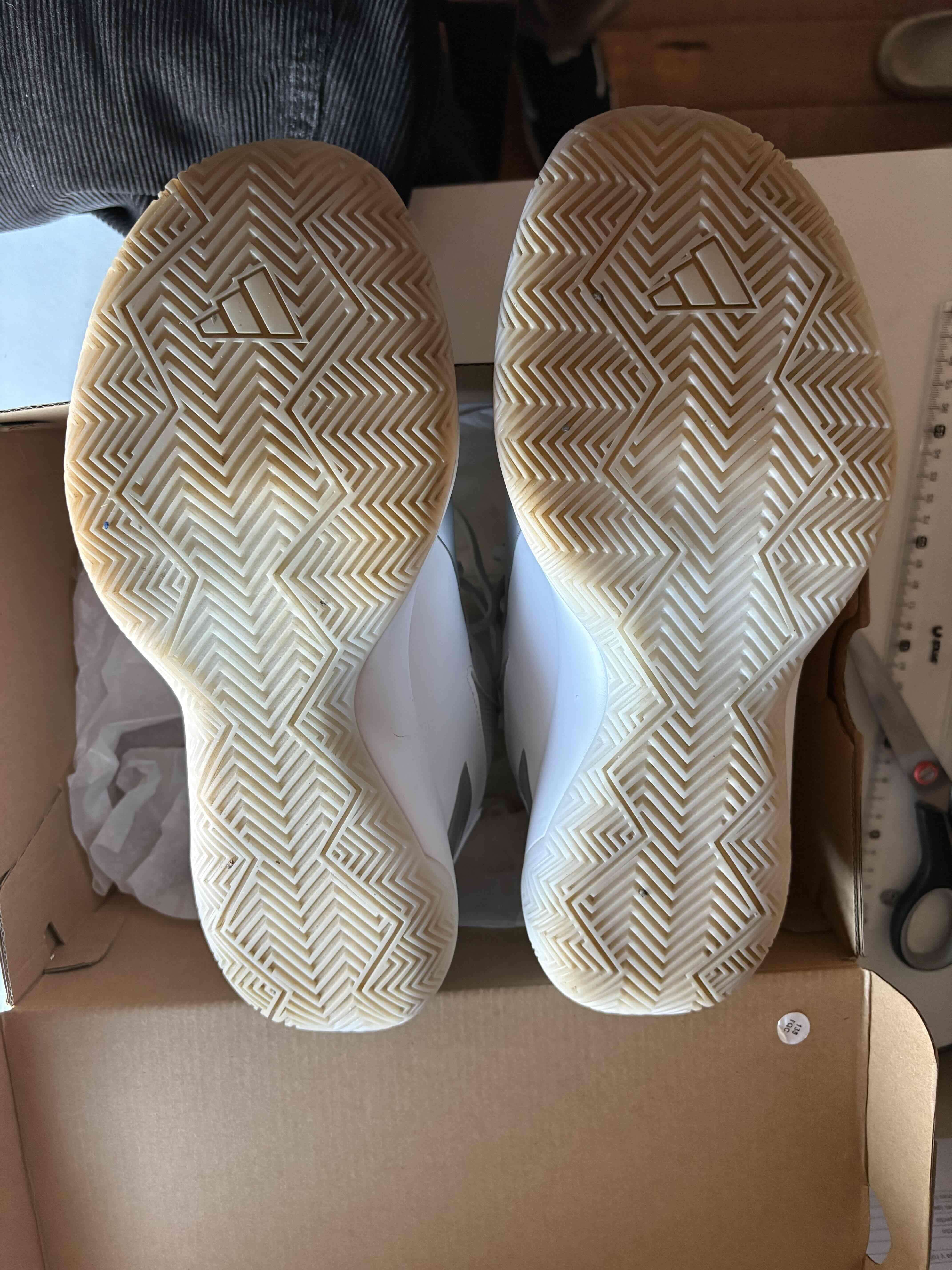 Zapatillas deportivas blancas y rojas - miniatura 2