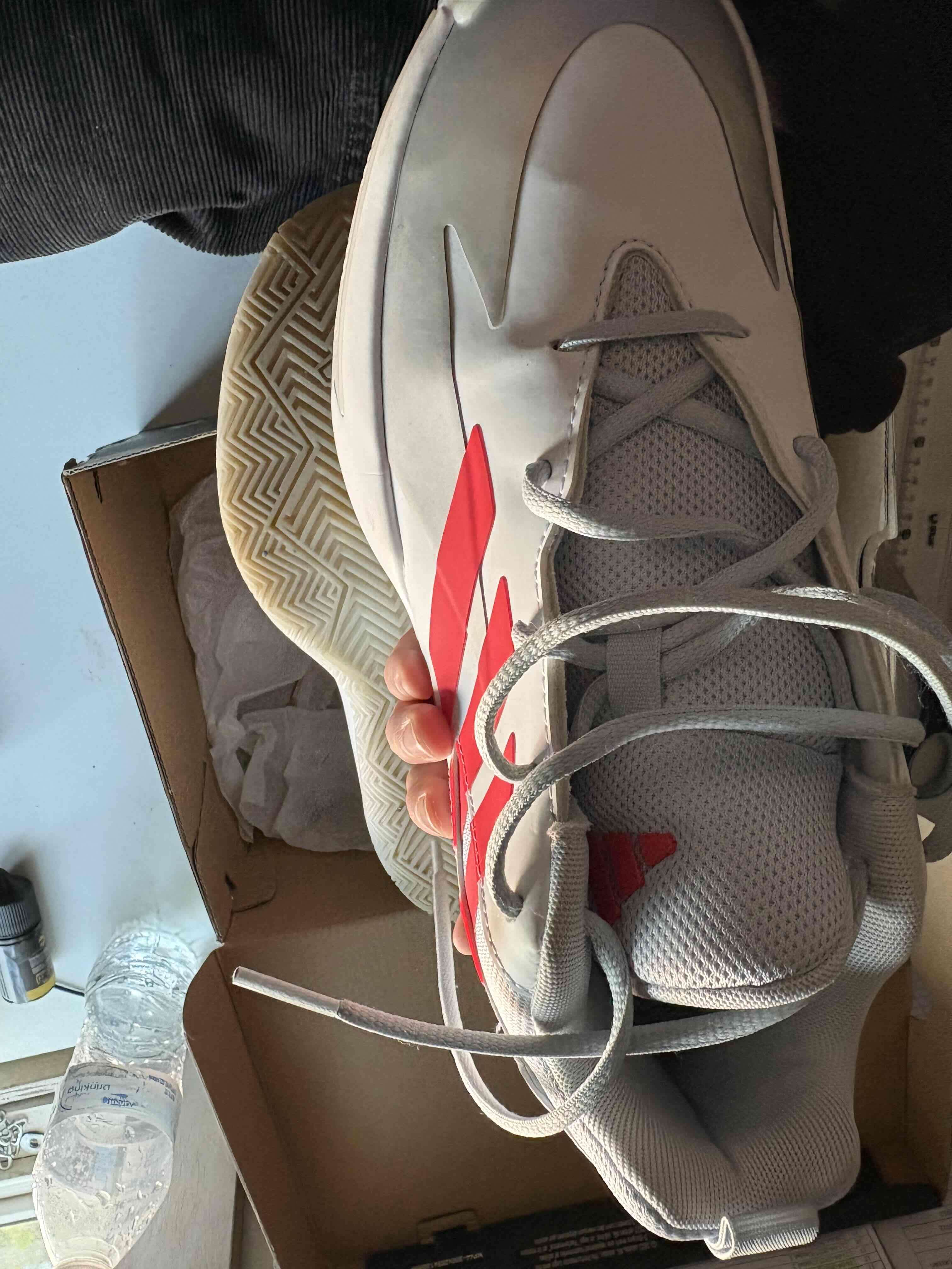 Zapatillas deportivas blancas y rojas - miniatura 3