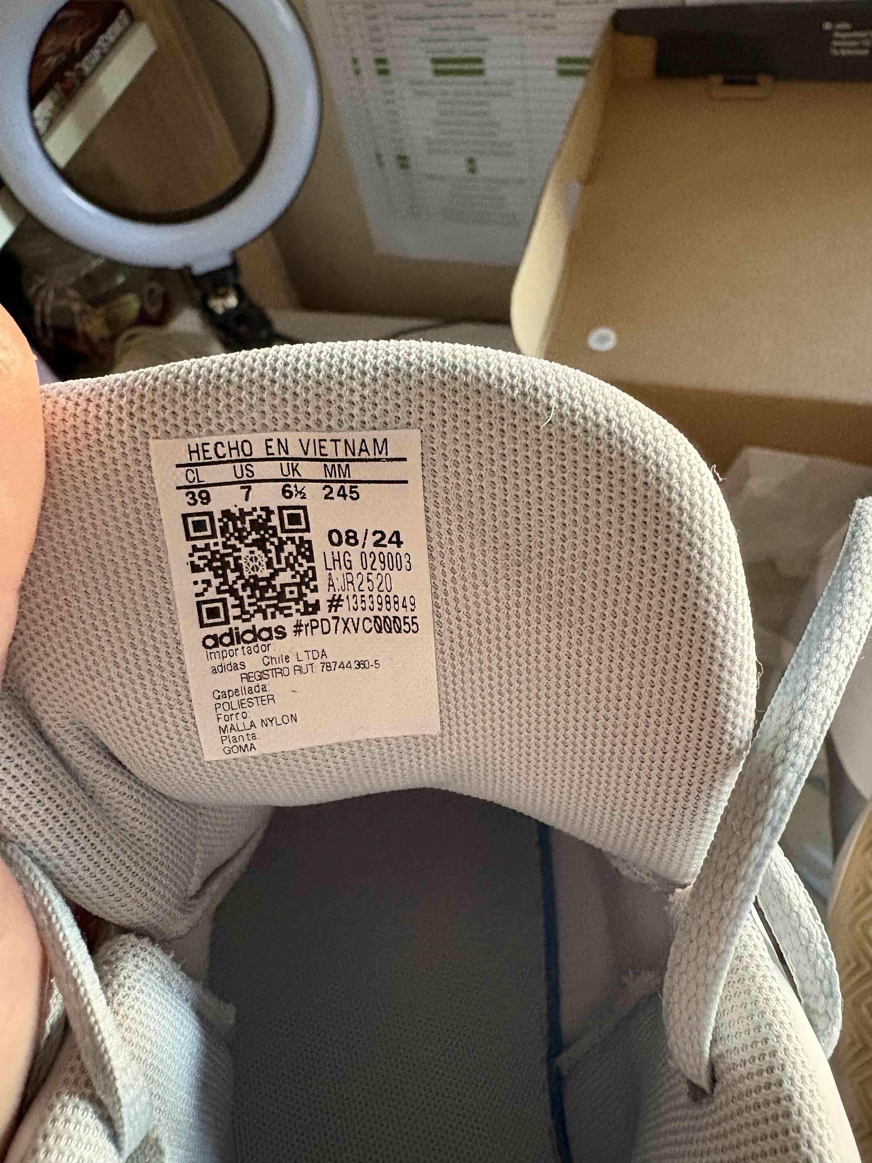 Zapatillas deportivas blancas y rojas - miniatura 4