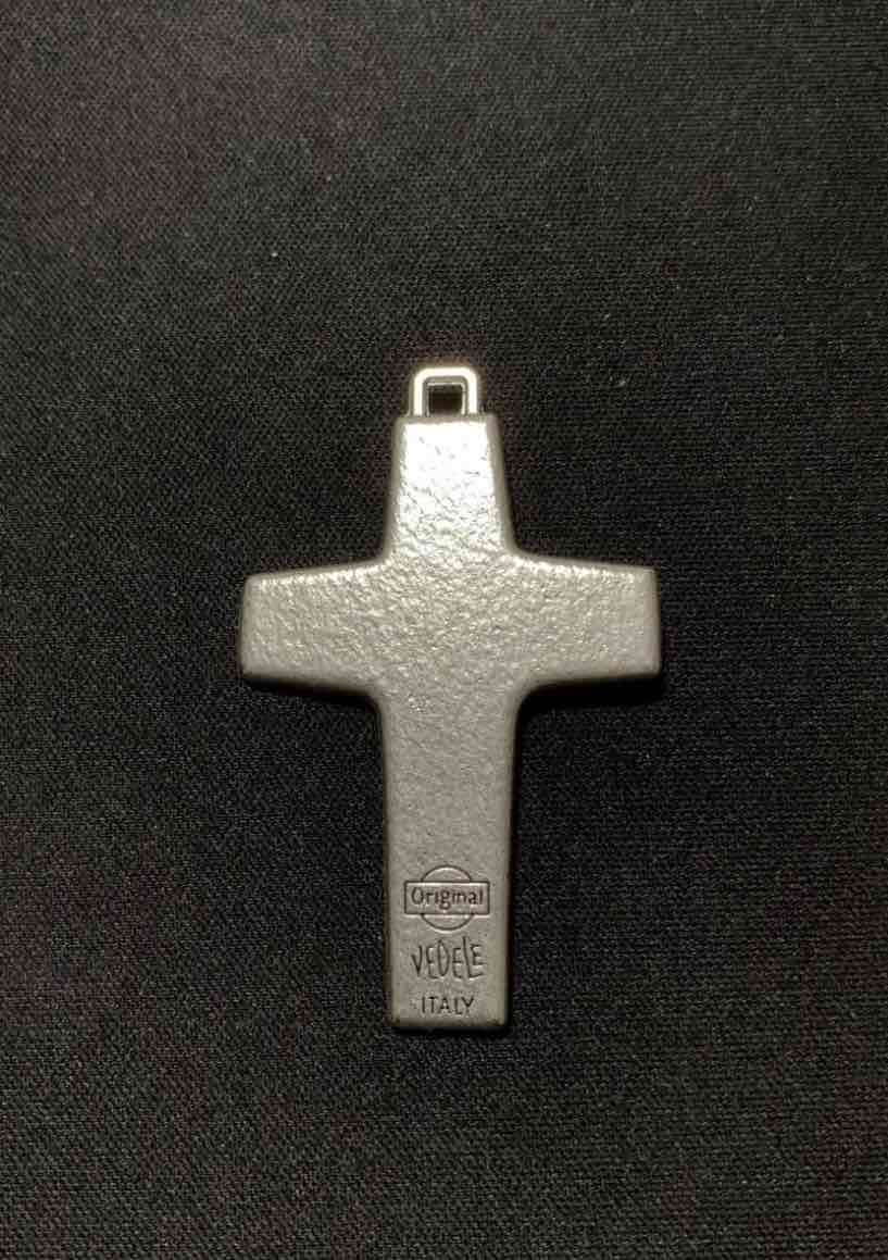 Cruz colgante metálica tallada - miniatura 2