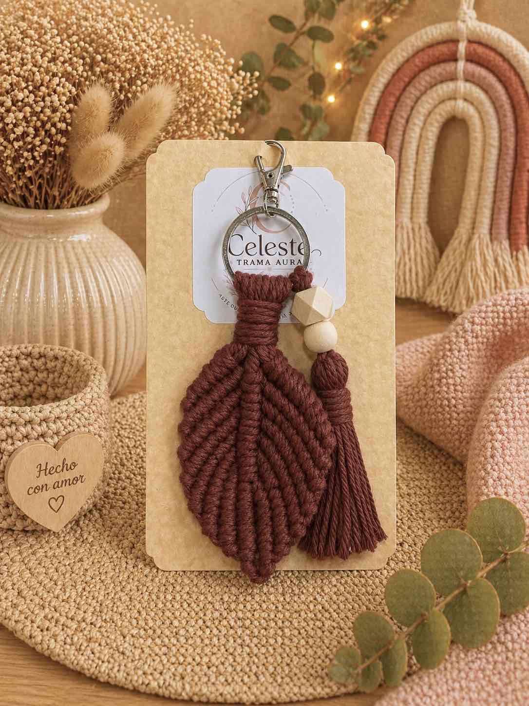 Llavero artesanal con borla - miniatura 2