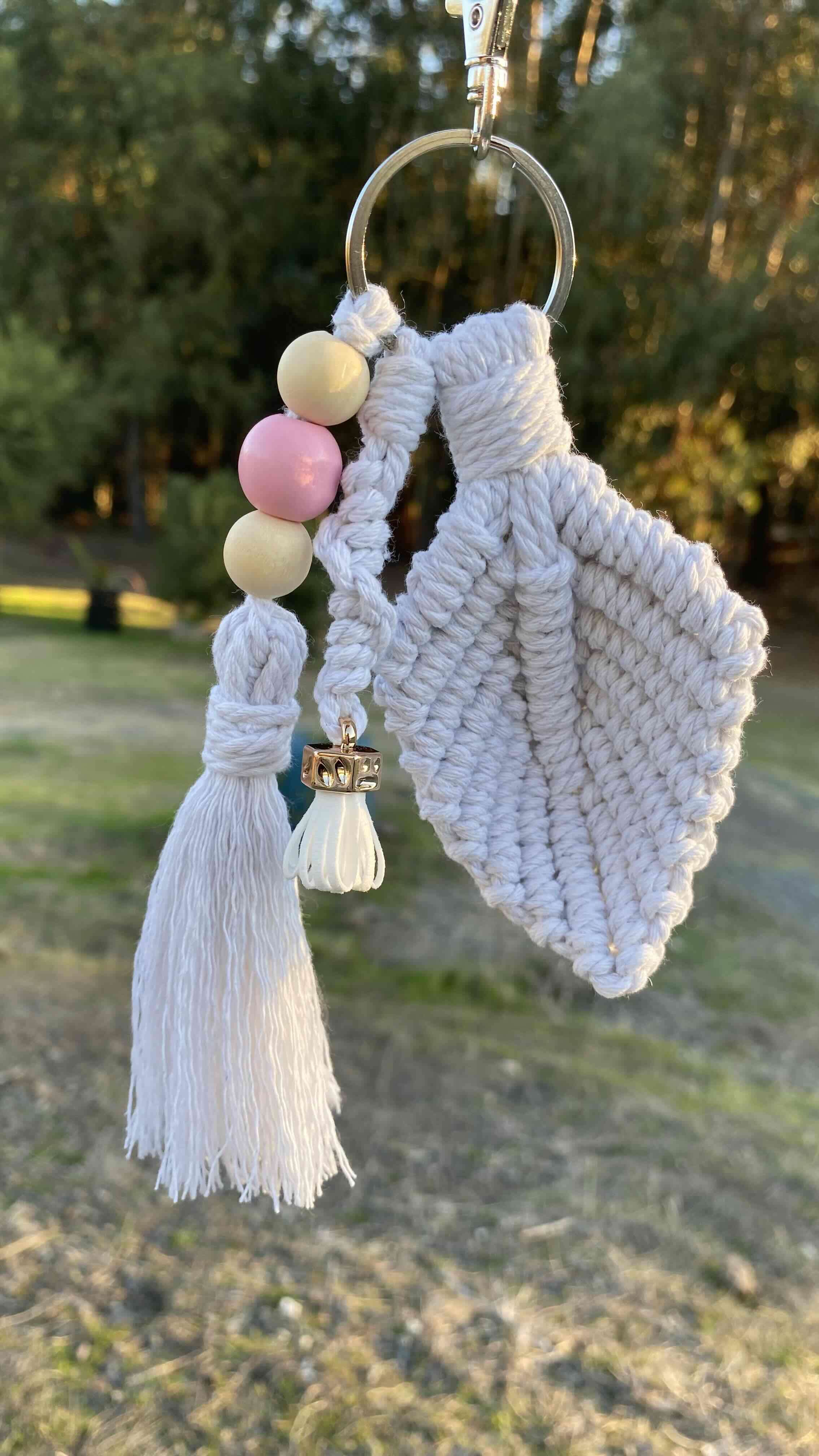 Llavero artesanal con borla - miniatura 3