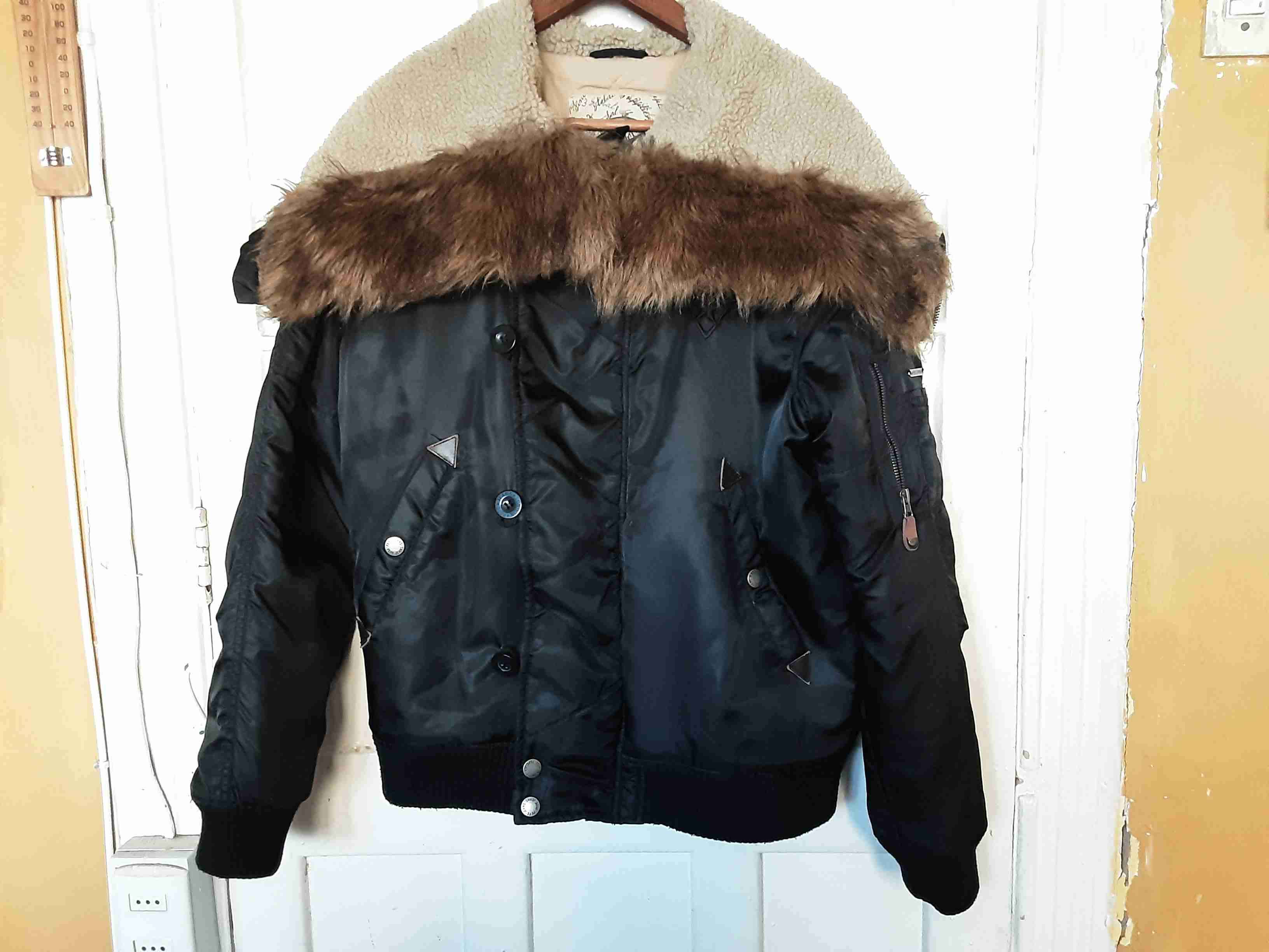 Chaqueta negra con cuello polar - miniatura 2