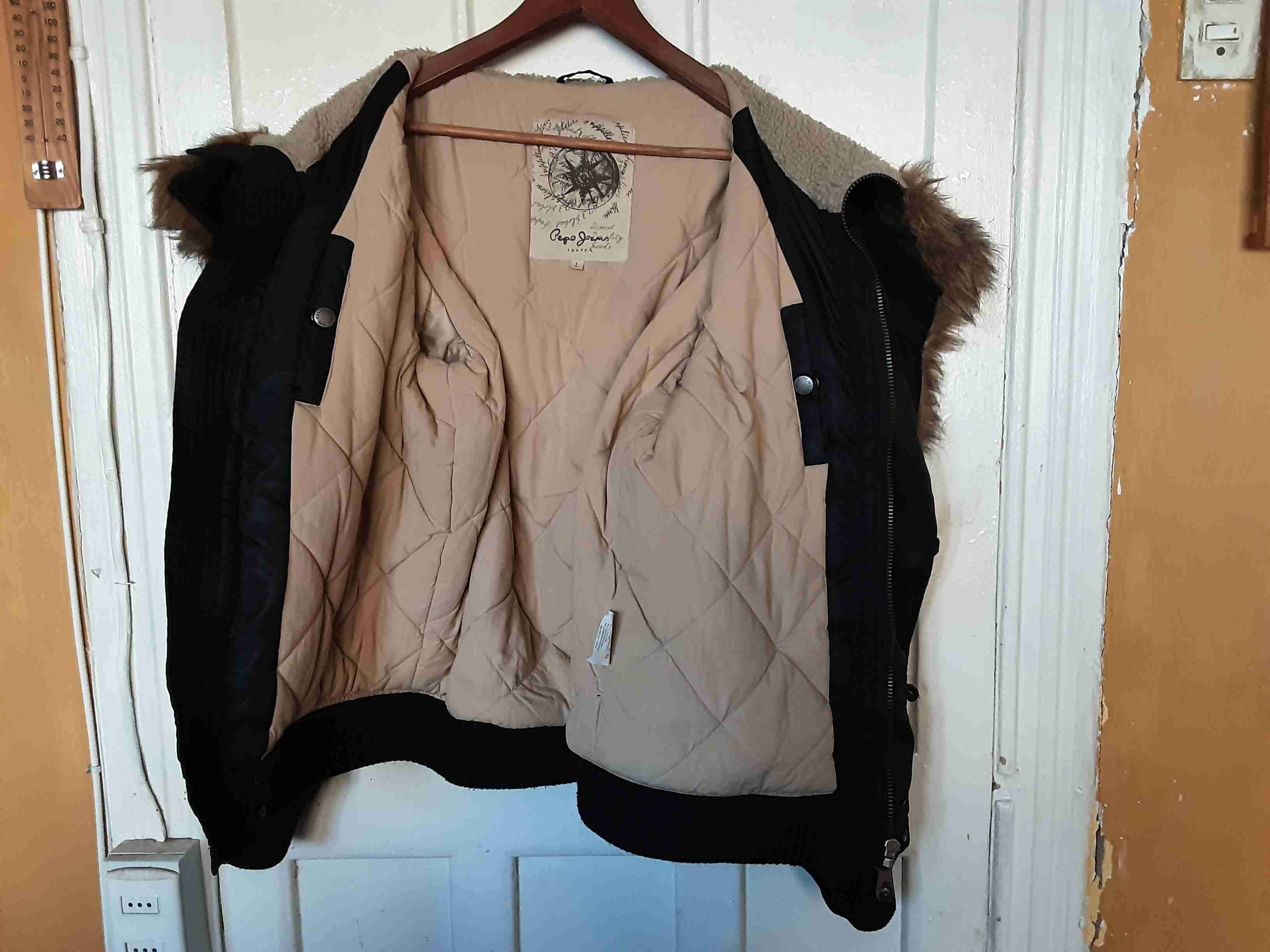 Chaqueta negra con cuello polar - miniatura 3