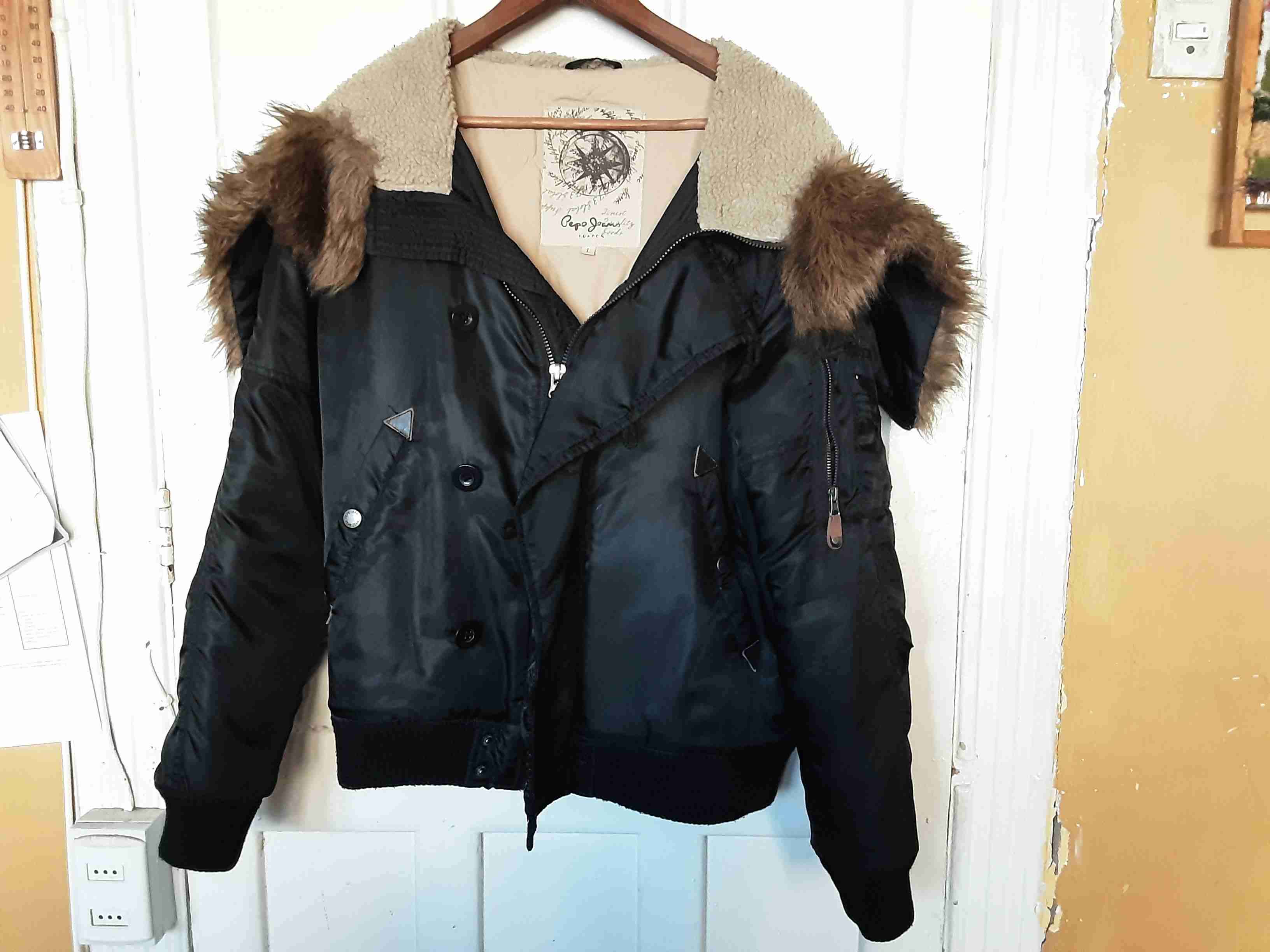 Chaqueta negra con cuello polar - miniatura 4