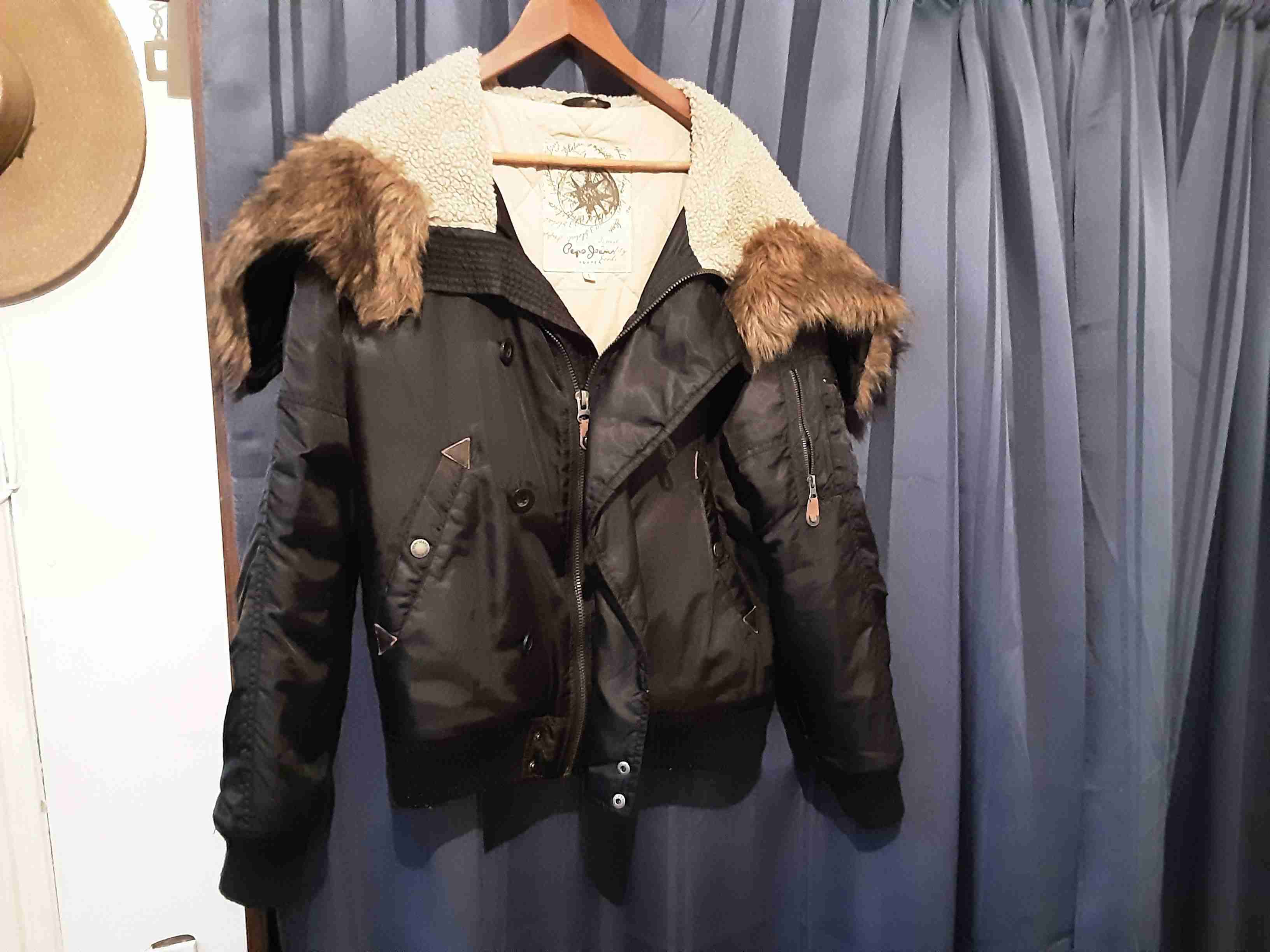 Chaqueta negra con cuello polar - miniatura 5