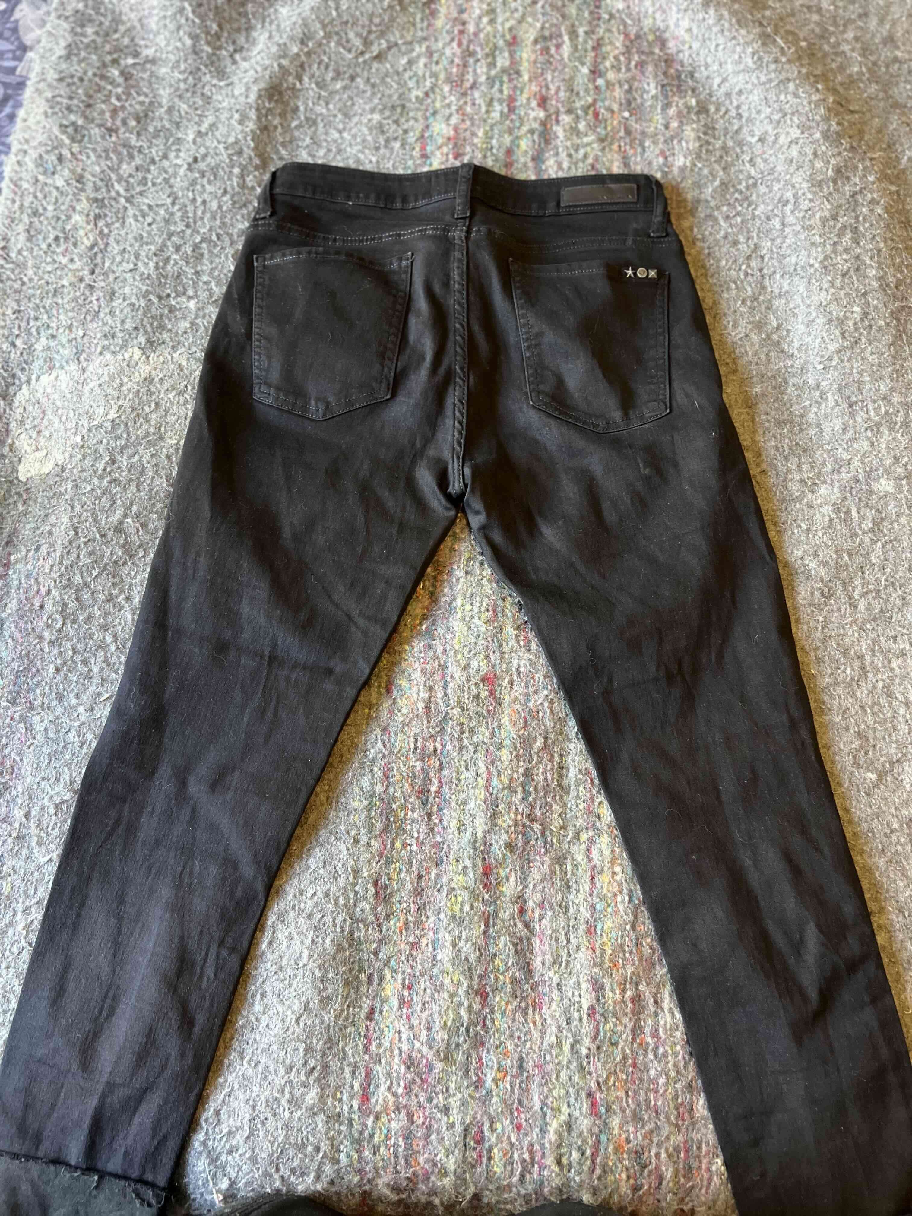 Jeans negros con detalles de estrellas - miniatura 2