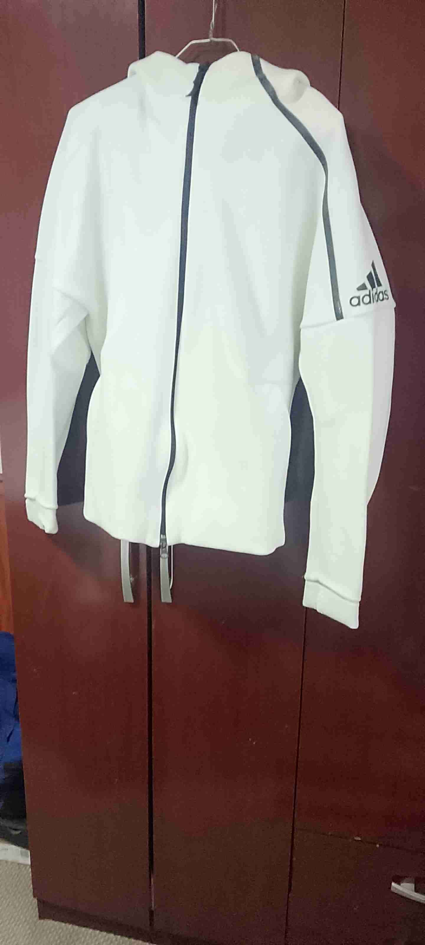 Polerón blanco Adidas con capucha - miniatura 1