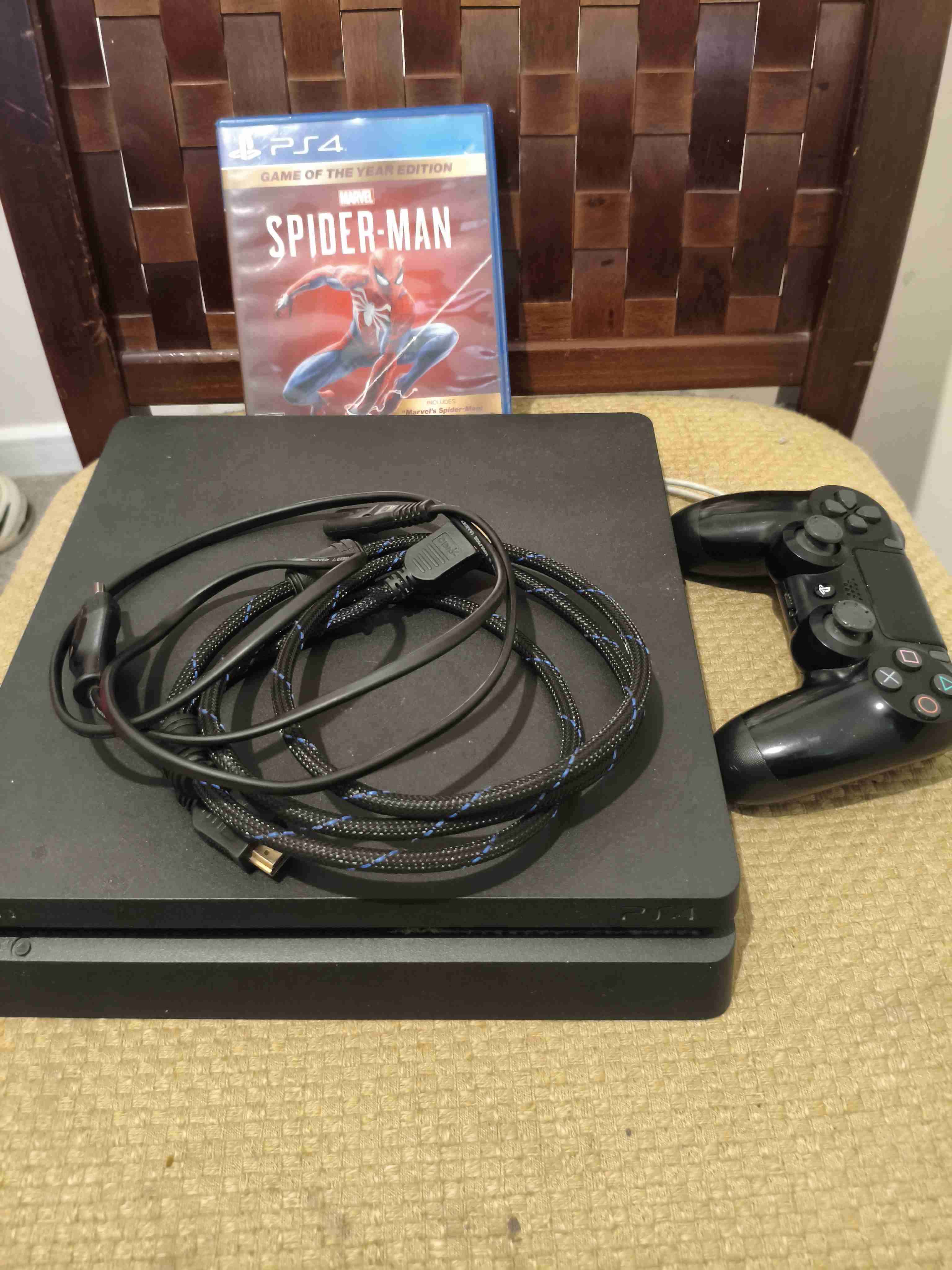 Consola PS4 con juego Spider-Man - miniatura 1