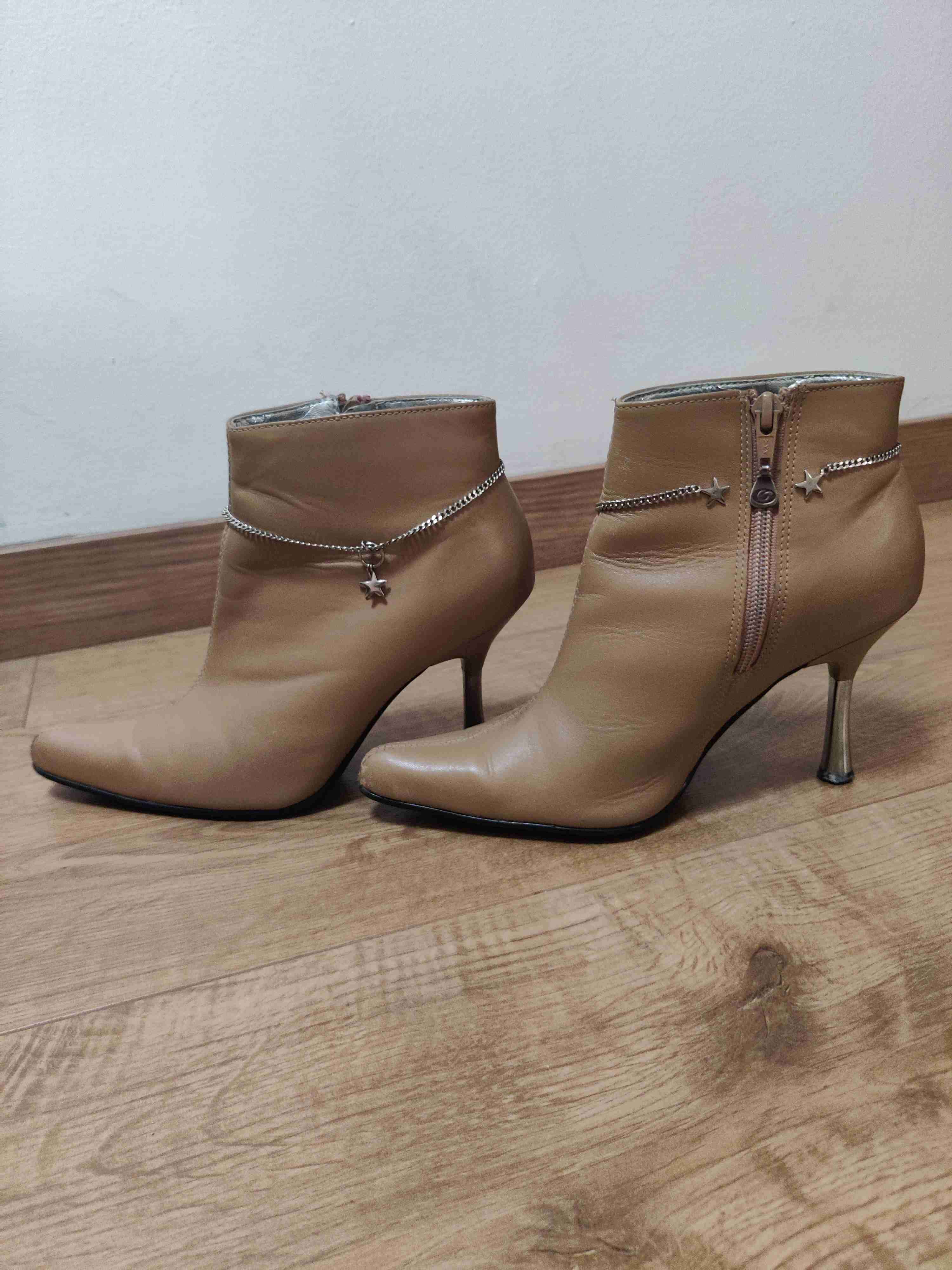 Botines beige con tacón metálico