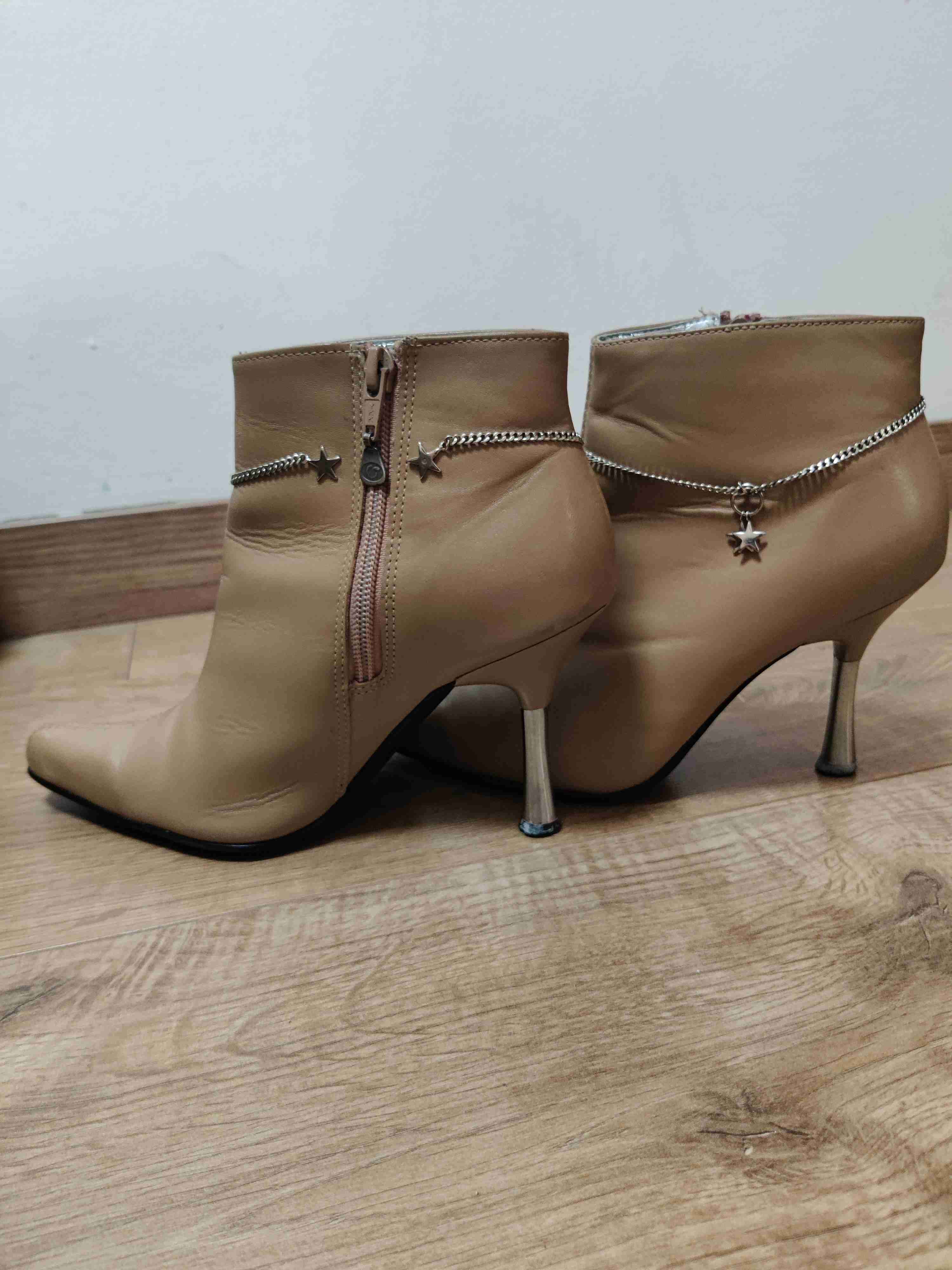 Botines beige con tacón metálico - miniatura 2