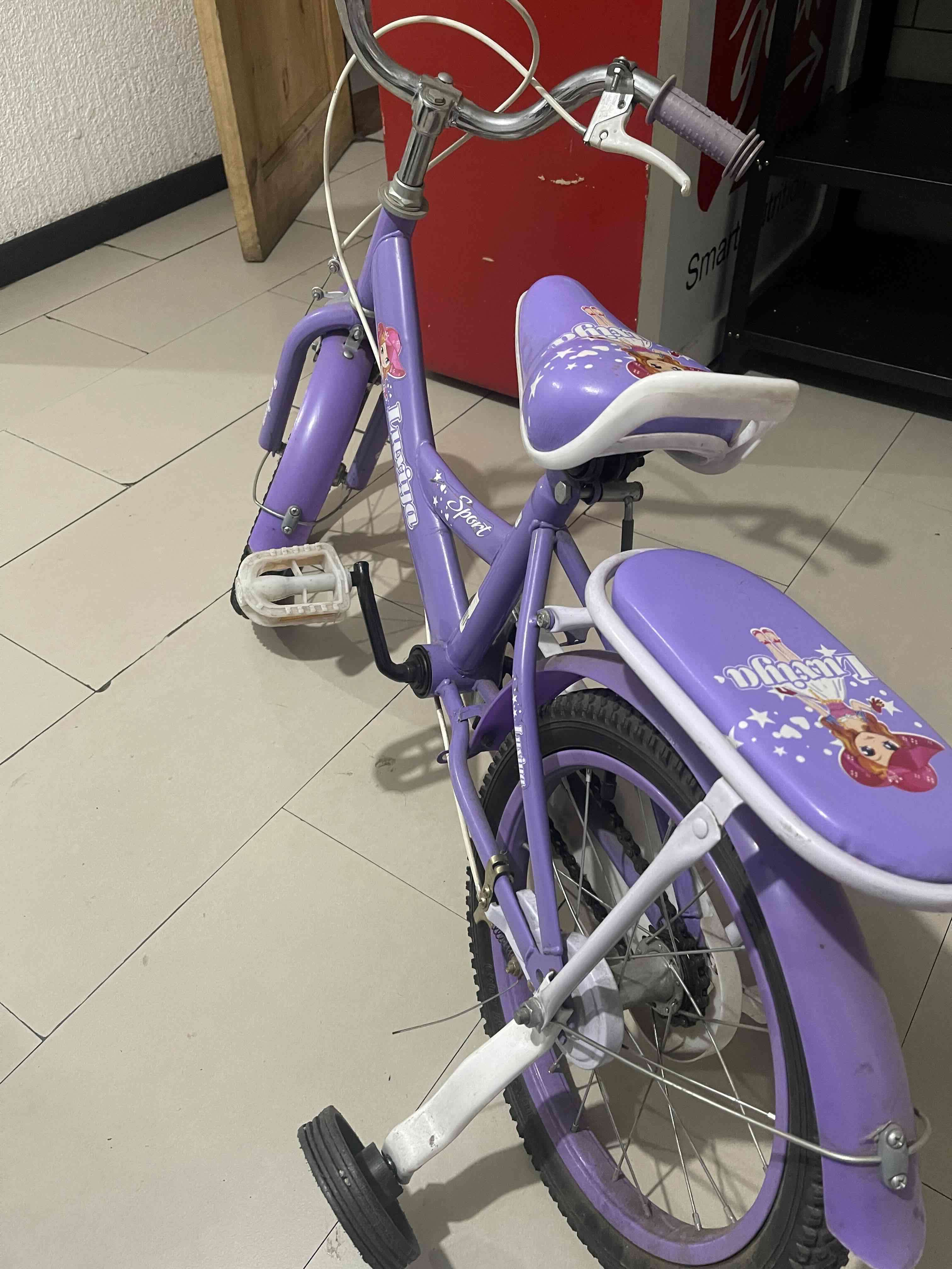 Bicicleta infantil morada con ruedas - miniatura 1